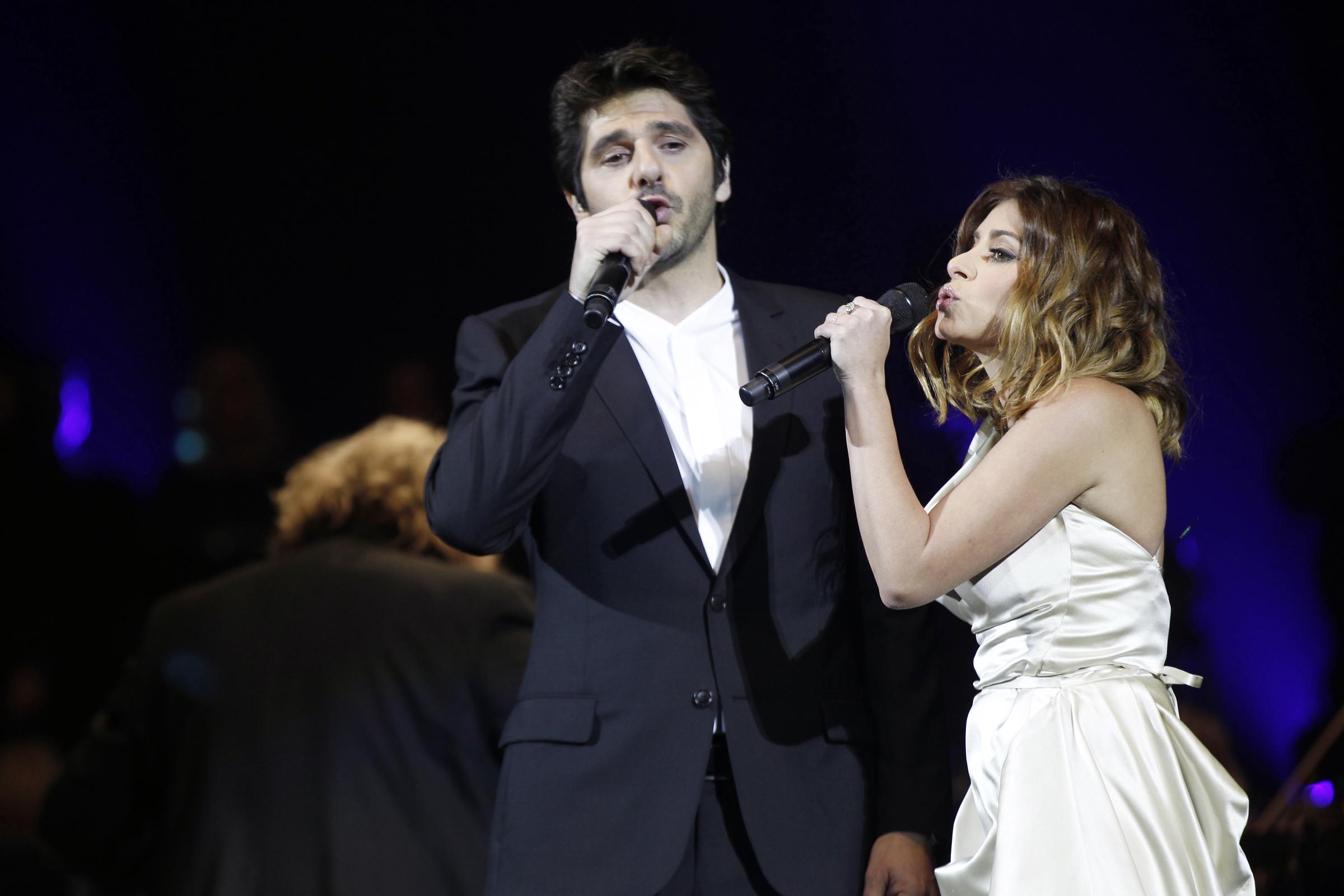 Les chanteurs français Julie Zenatti et Patrick Fiori se produisent le 16 décembre 2011 à la salle de Bercy à Paris lors du spectacle musical Notre Dame de Paris du Canadien Luc Plamondon d'après l'écrivain français Victor Hugo I Source : Getty Images