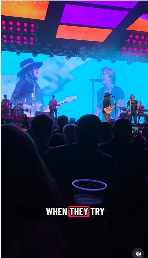 Keith Urban interprète « The Fighter » sur scène, d'après une vidéo publiée le 1er octobre 2025 | Source : Instagram/maggie_baugh