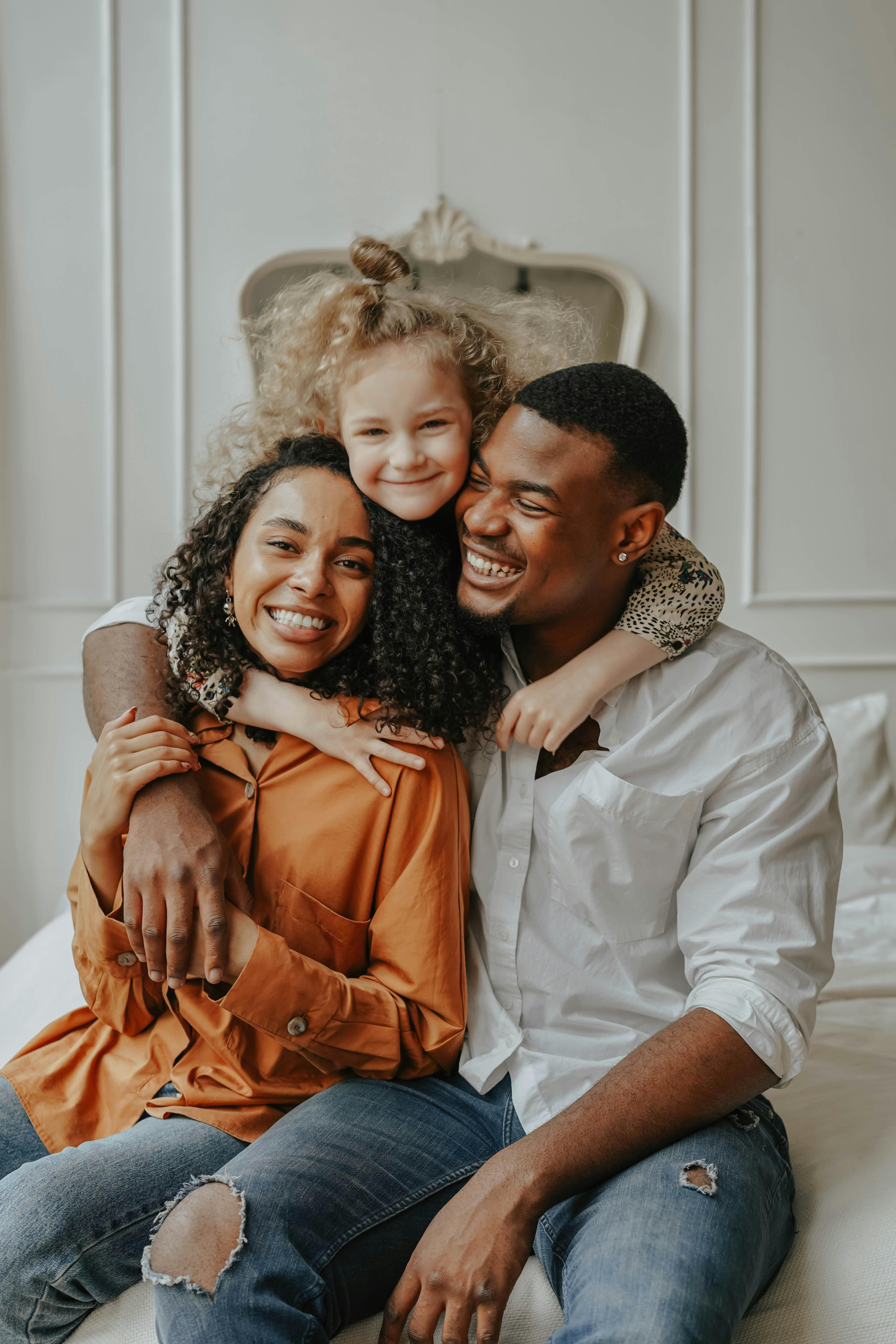 Une fille heureuse avec un couple | Source : Pexels
