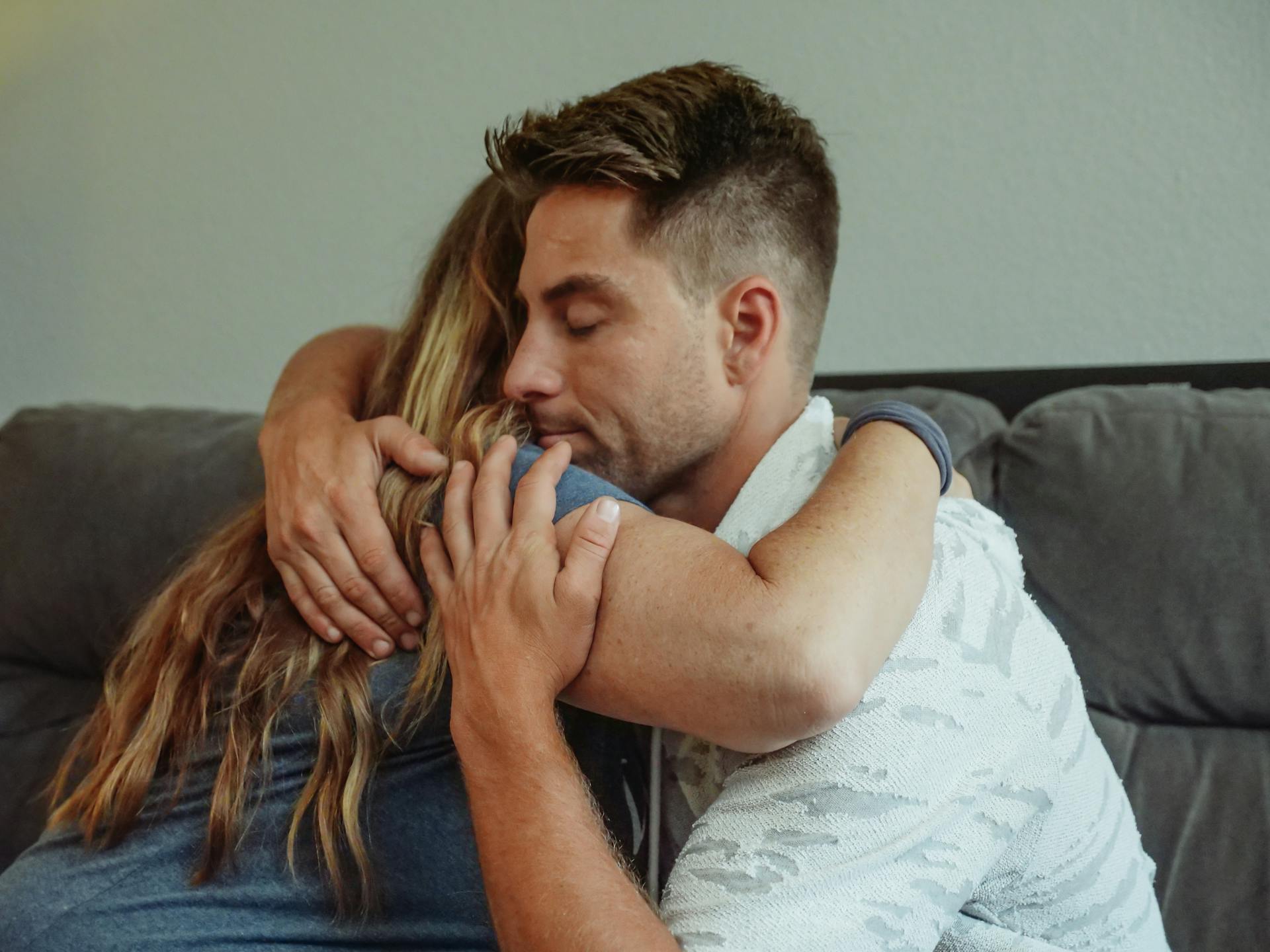Homme et femme se serrant dans les bras | Source : Pexels