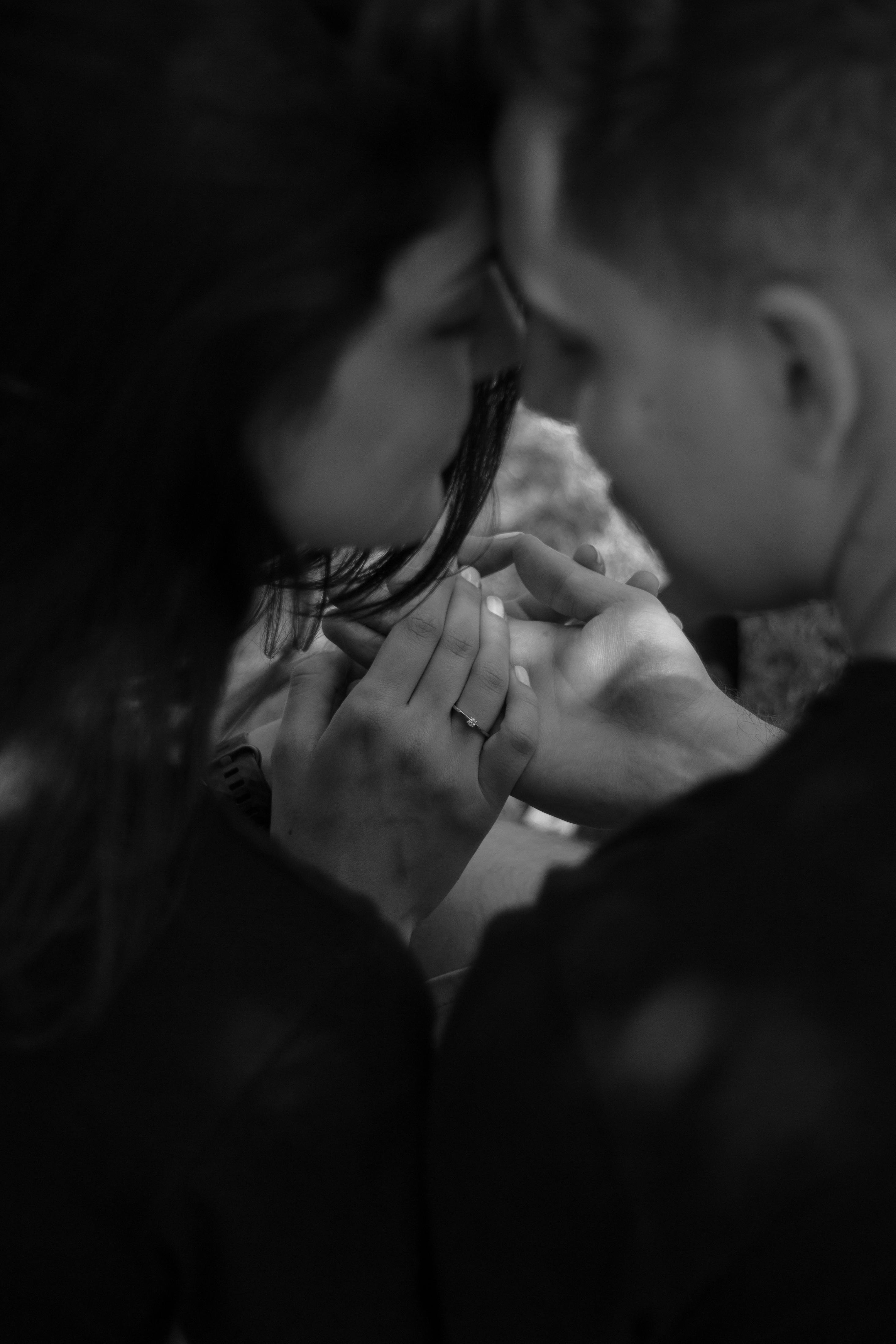 Image en niveaux de gris d'un couple | Source : Pexels