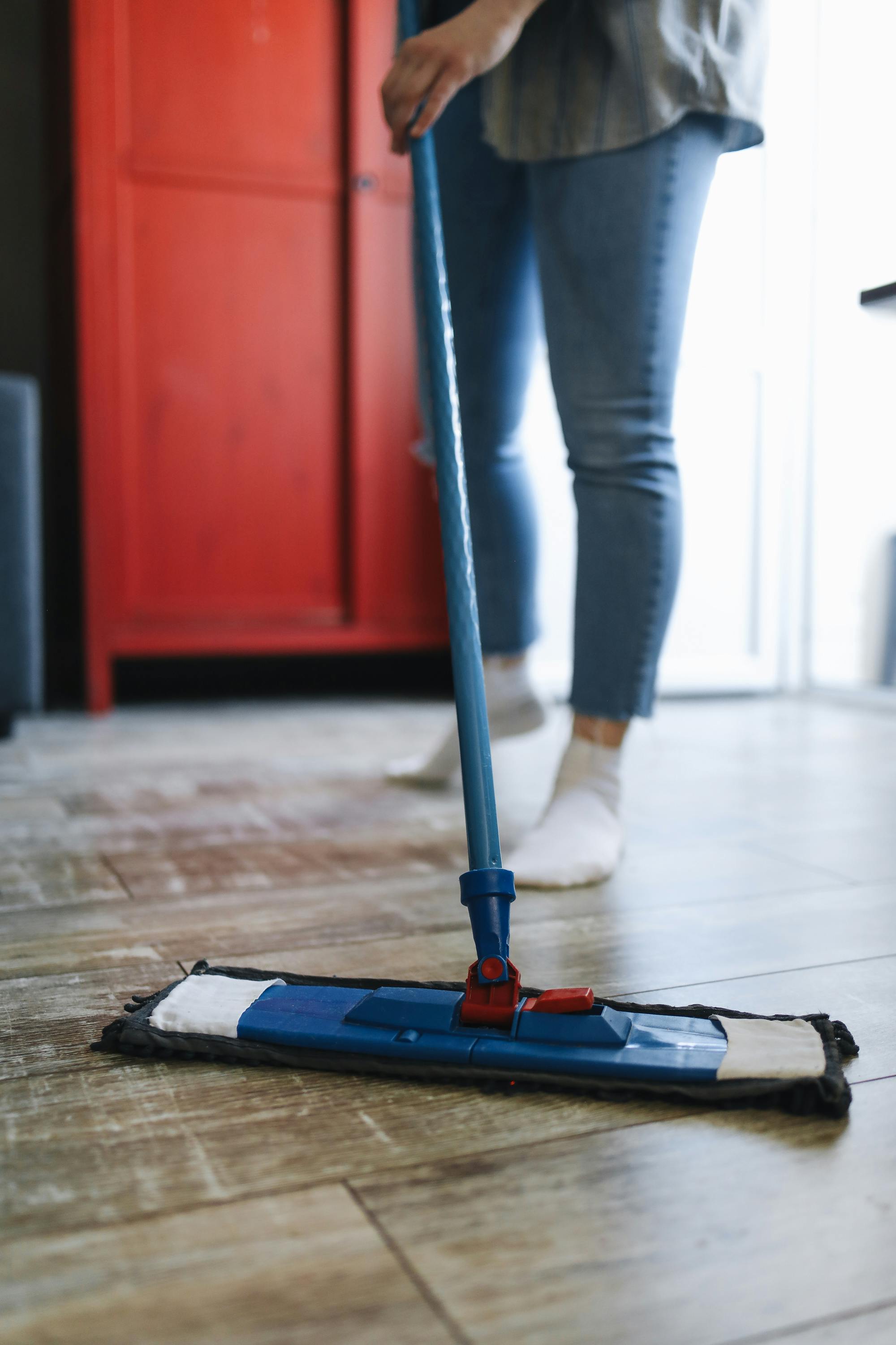 Une femme qui passe la serpillière | Source : Pexels