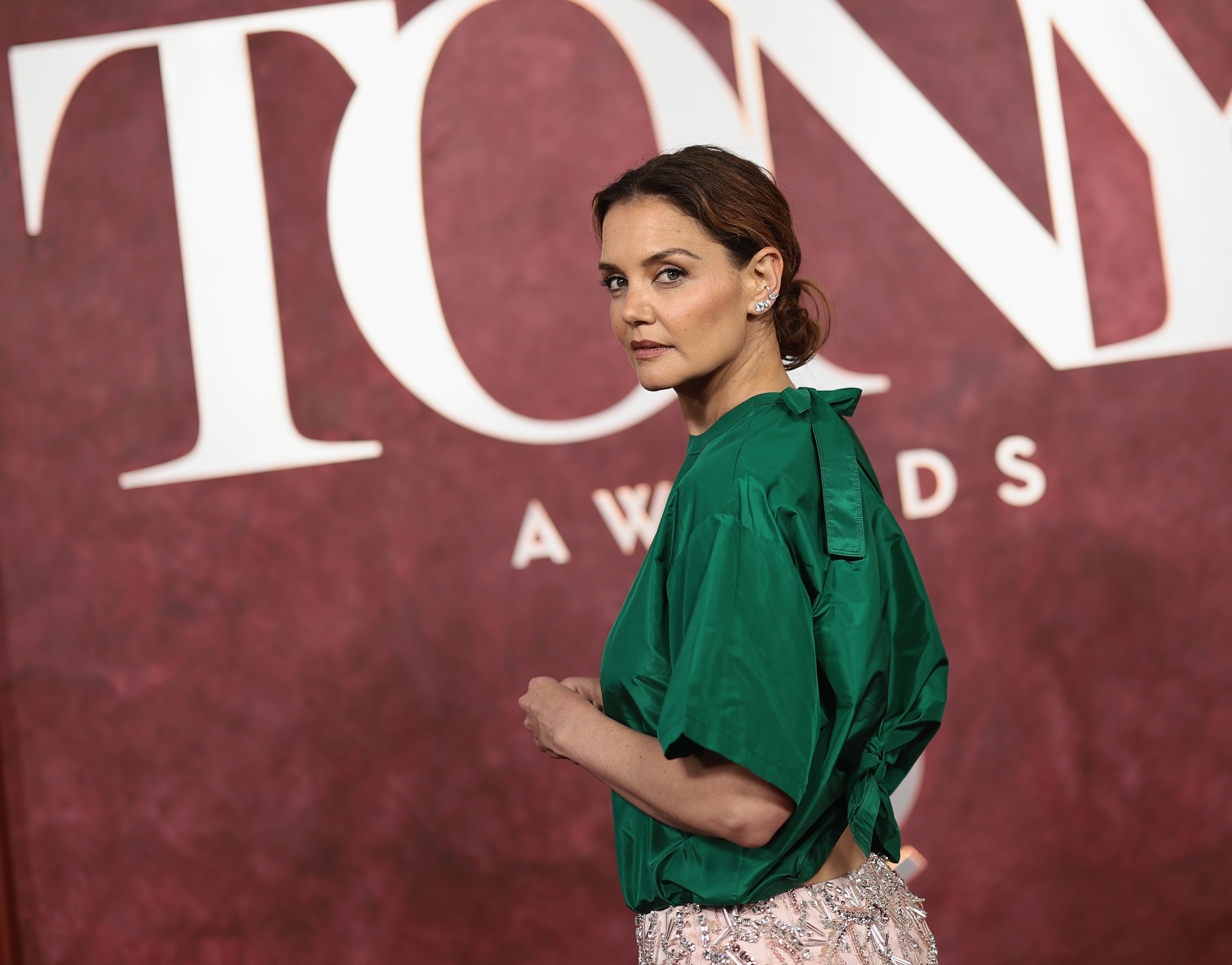 L'actrice fait tourner les têtes dans un haut vert émeraude vibrant et une jupe perlée rose pâle lors de son arrivée à la 78e cérémonie des Tony Awards, optant pour un look minimaliste mais marquant sur la toile de fond rouge profond de l'événement.