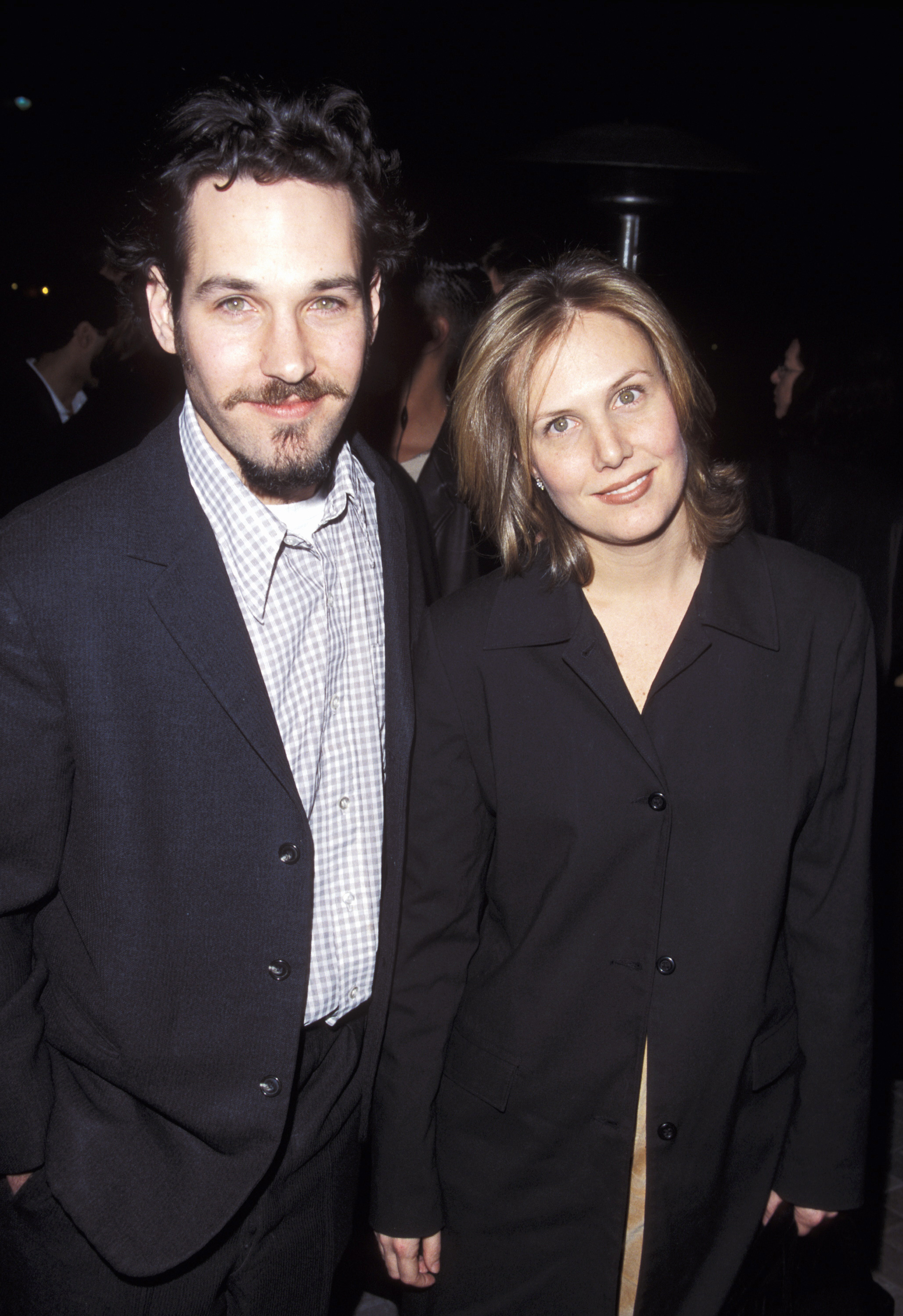 Paul Rudd et Julie Yaeger lors de la première de « 200 Cigarettes » à Los Angeles, le 10 février 1999 | Source : Getty Images