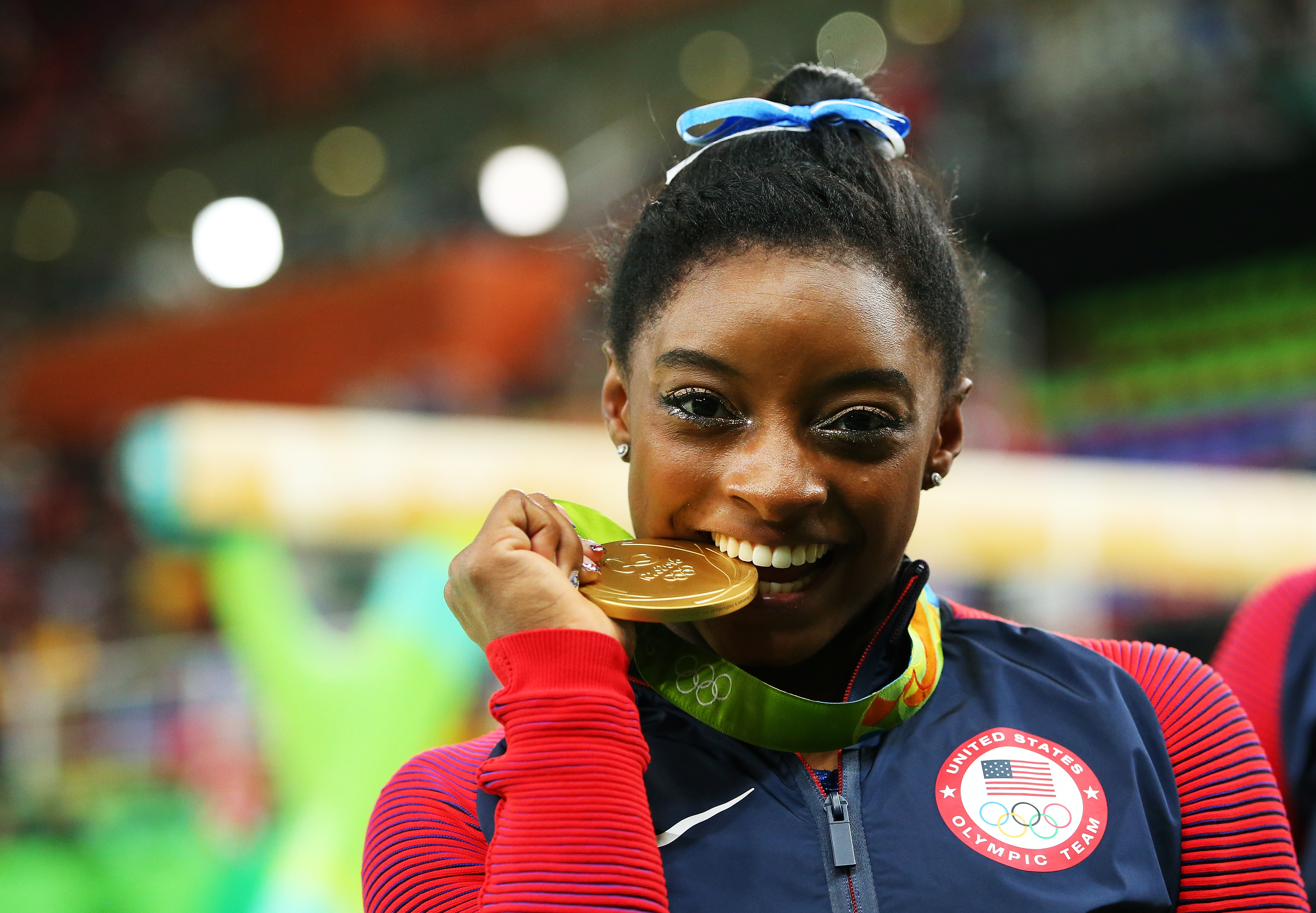 Simone Biles pose pour les photographes après la cérémonie de remise des médailles du concours général individuel féminin, lors de la sixième journée des Jeux olympiques de Rio 2016, à l'Arena Olímpica de Rio, le 11 août 2016, à Rio de Janeiro, au Brésil. | Source : Getty Images