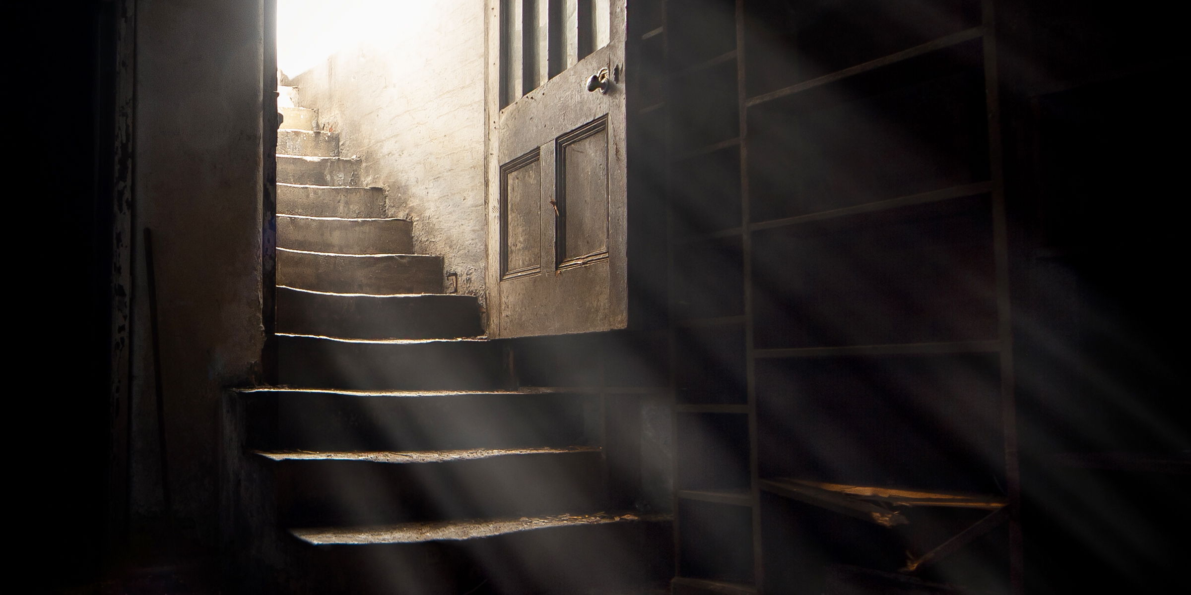 Escalier menant au sous-sol | Source : Shutterstock