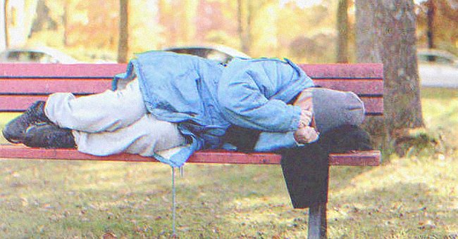 Une femme âgée allongée sur un banc | Source: Shutterstock