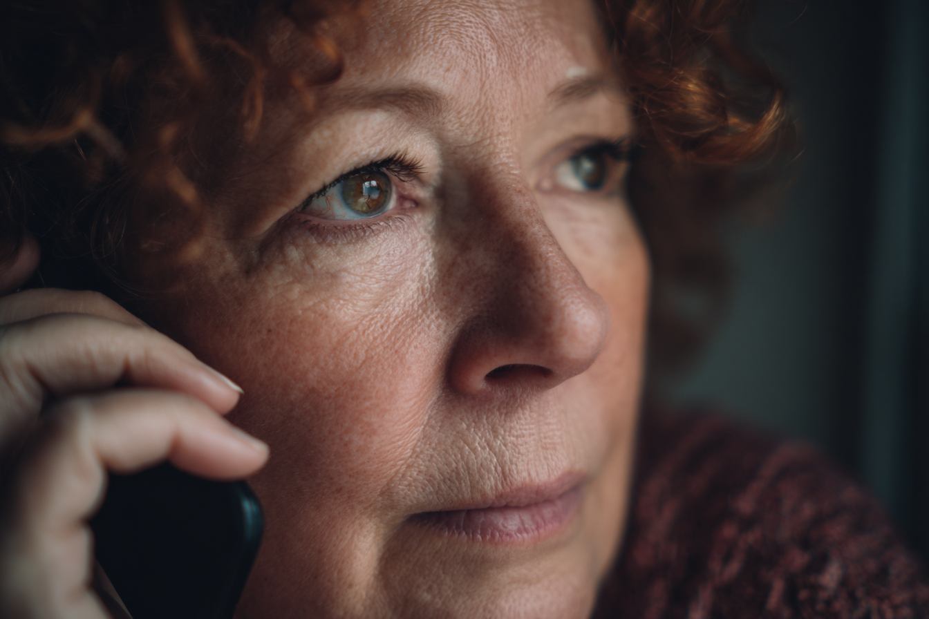 Une femme qui parle au téléphone | Source : Midjourney