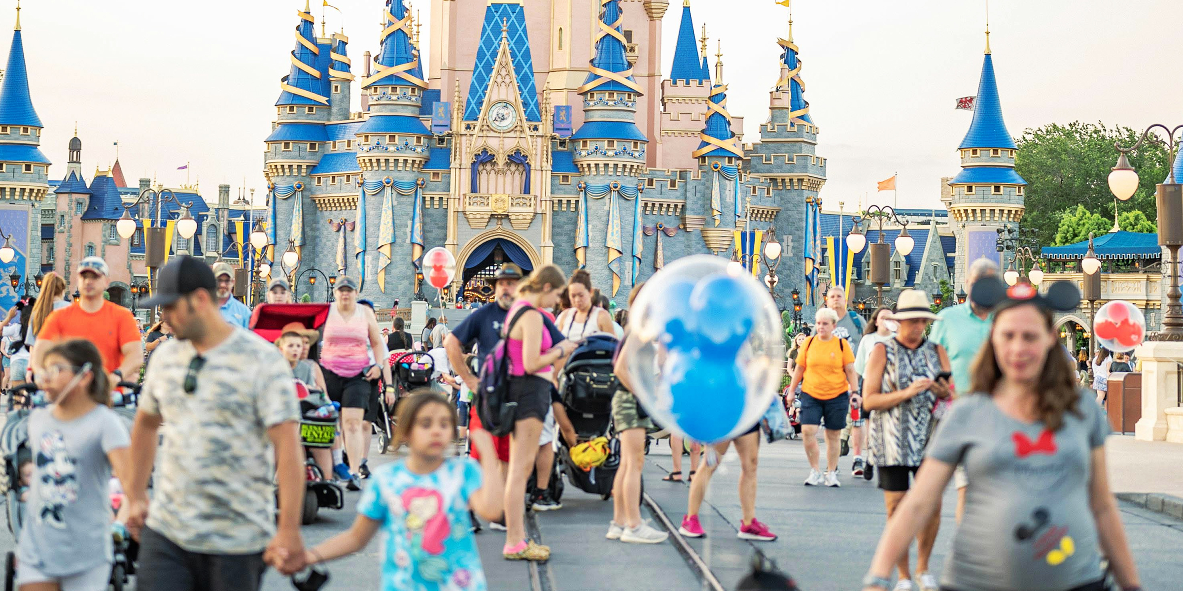 Des familles à Disneyland | Source : Pexels.com/davidguerrero