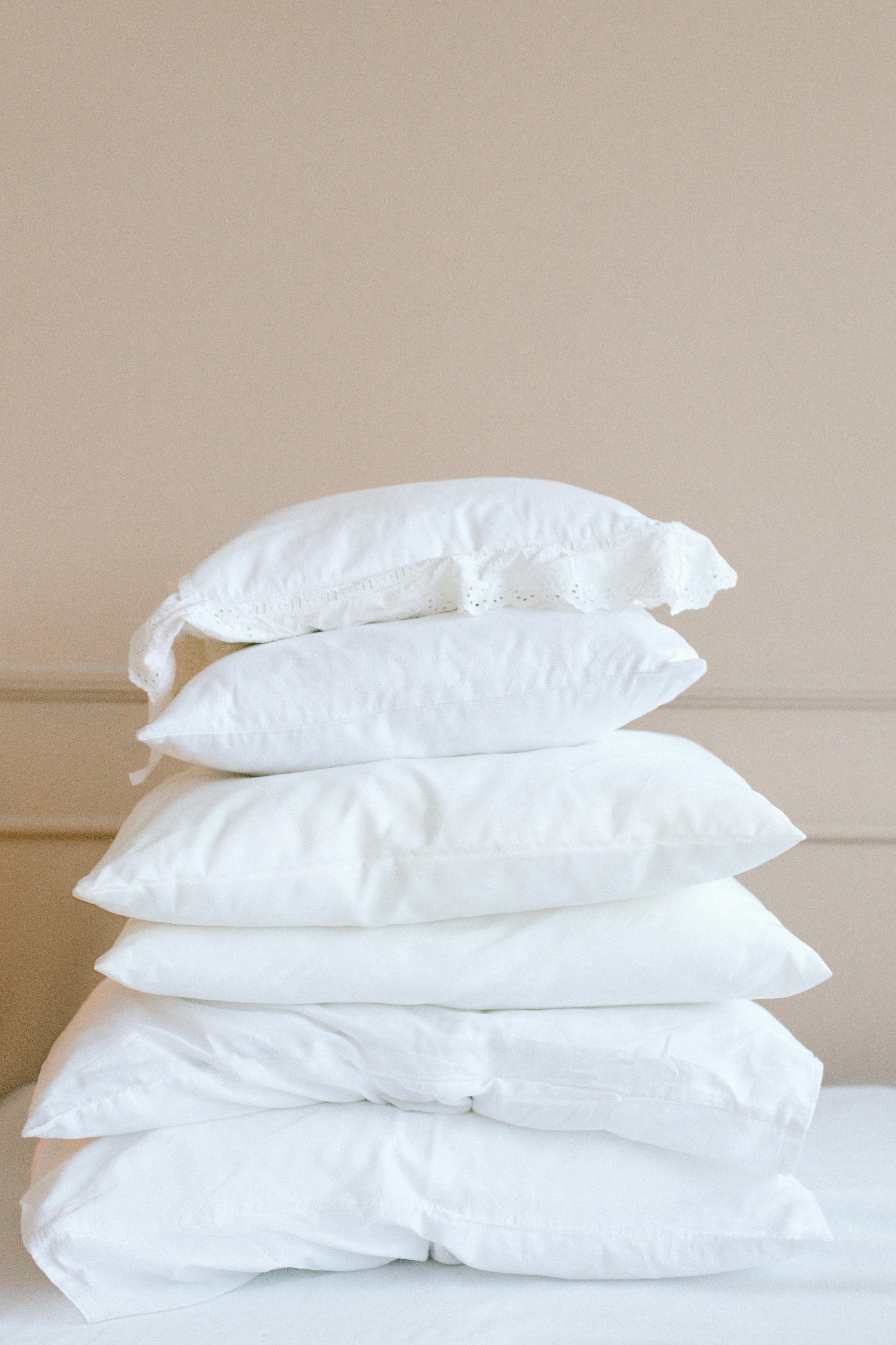 Une pile d’oreillers blancs | Source : Pexels
