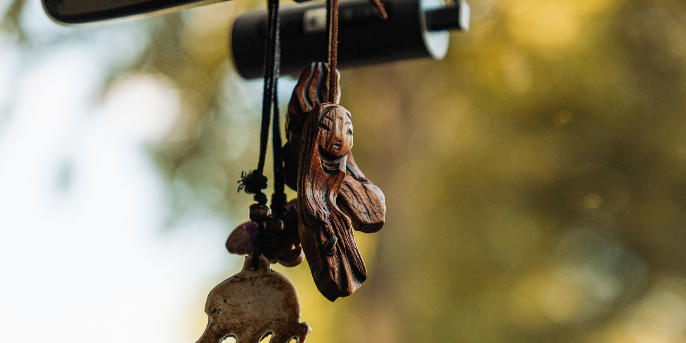 Pendentif en bois fait à la main | Source : Shutterstock