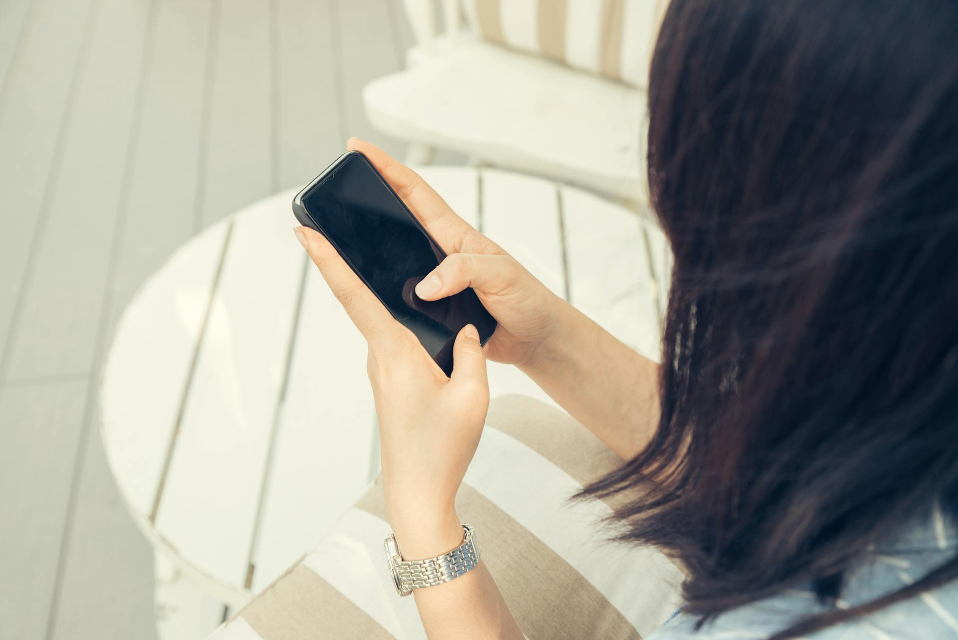 Une femme qui utilise son téléphone | Source : Pexels