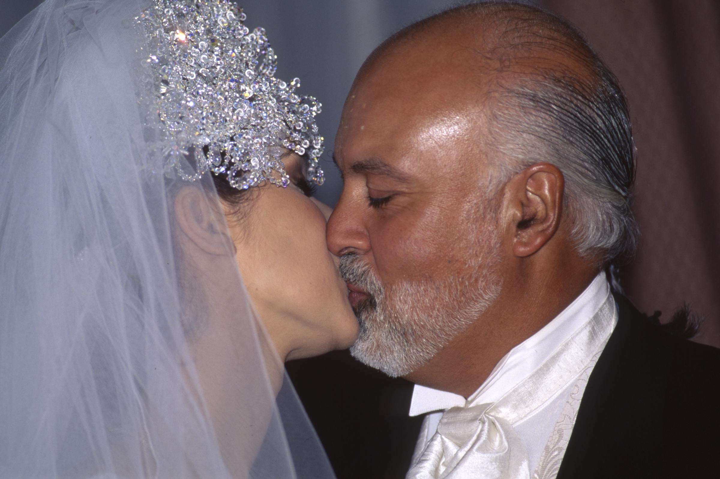 Céline Dion et René Angélil le jour de leur mariage, le 15 décembre 1994, à Montréal, au Canada. | Source : Getty Images