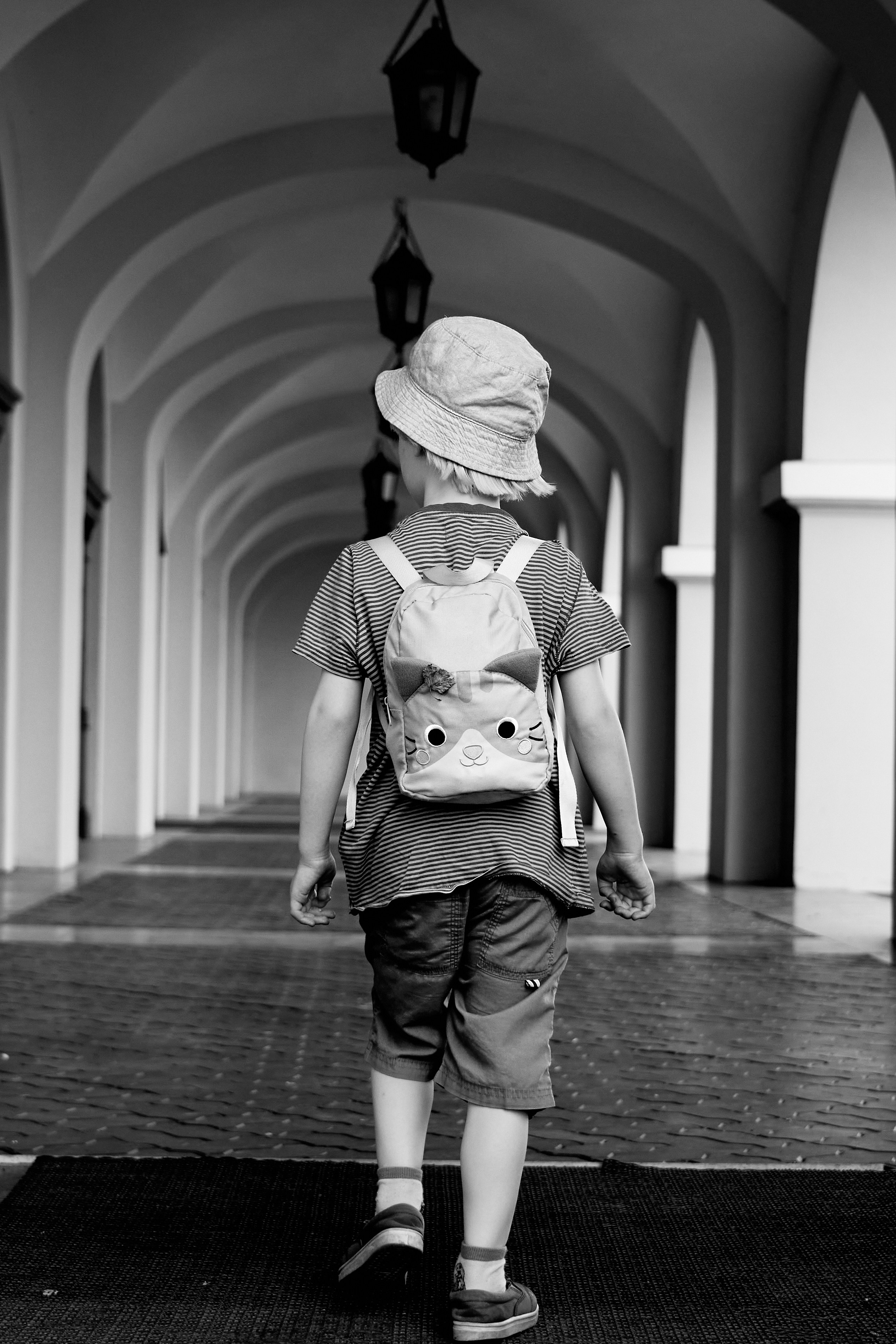 Un garçon portant un cartable | Source : Unsplash