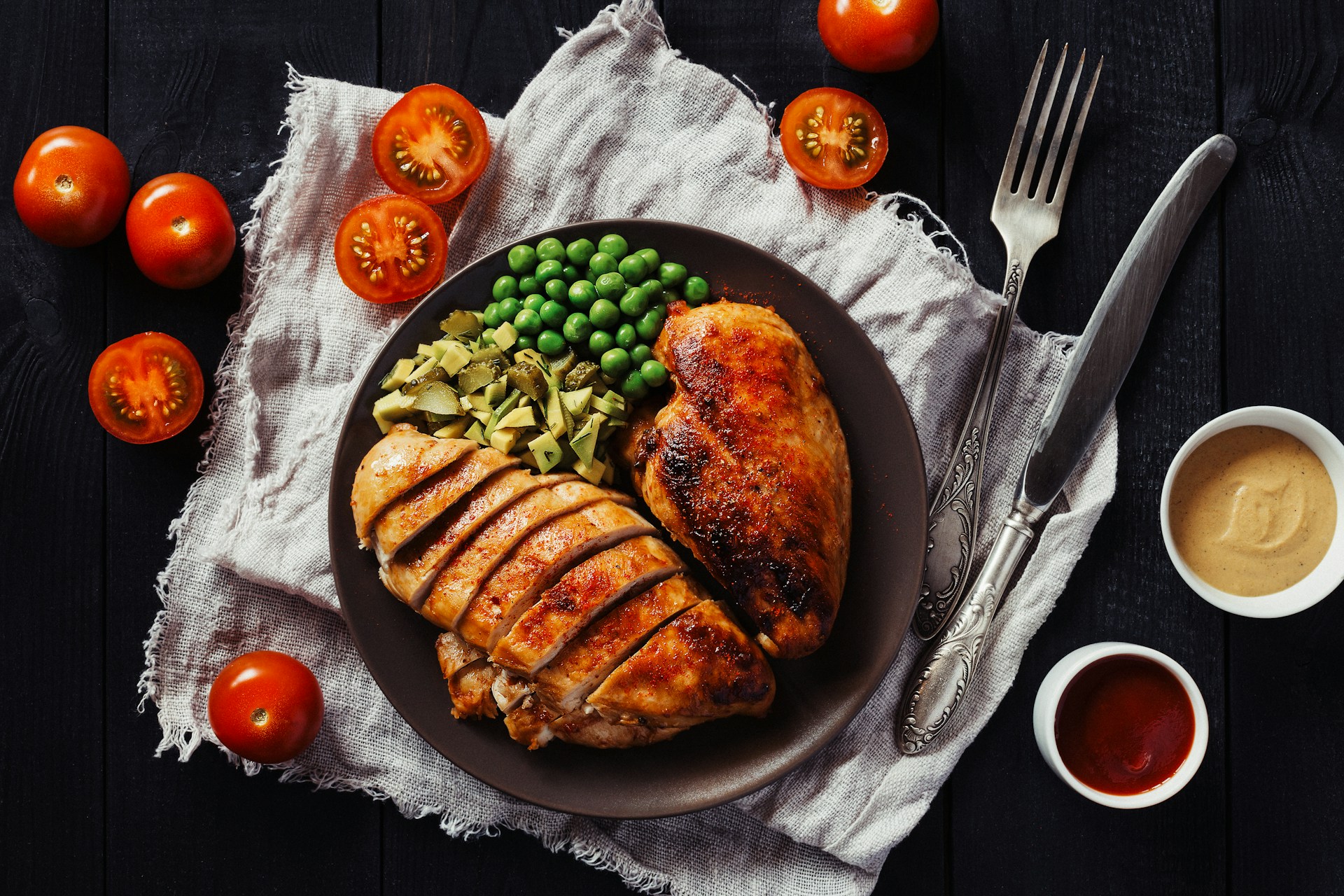 Une table dressée avec un dîner | Source : Unsplash