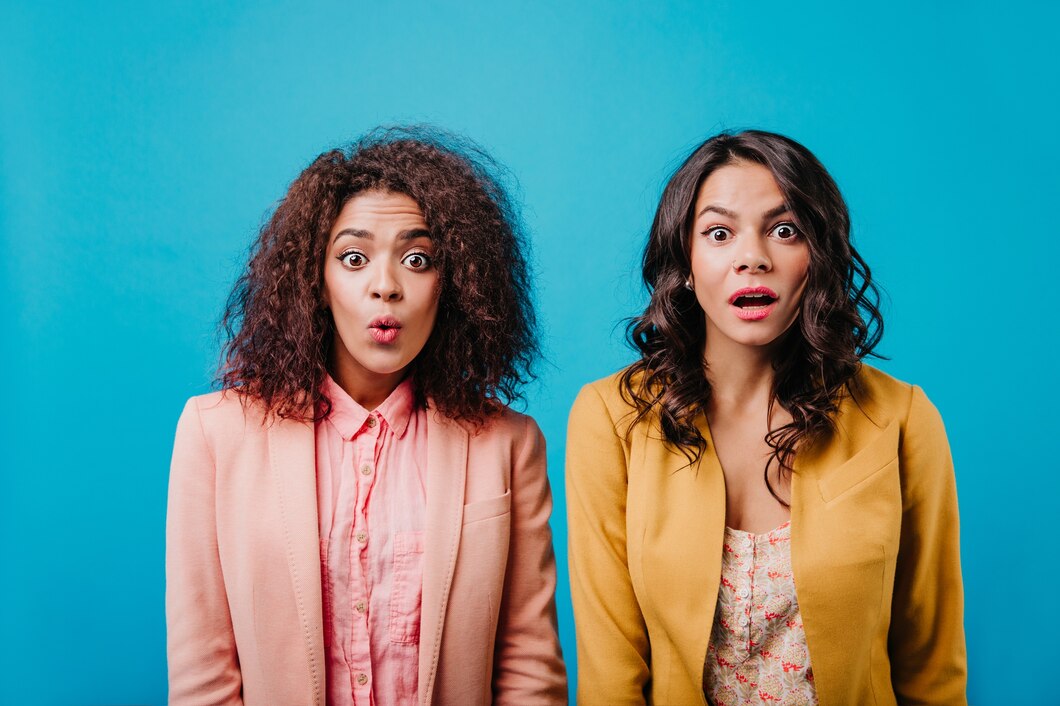 Deux femmes choquées | Source : FreePik