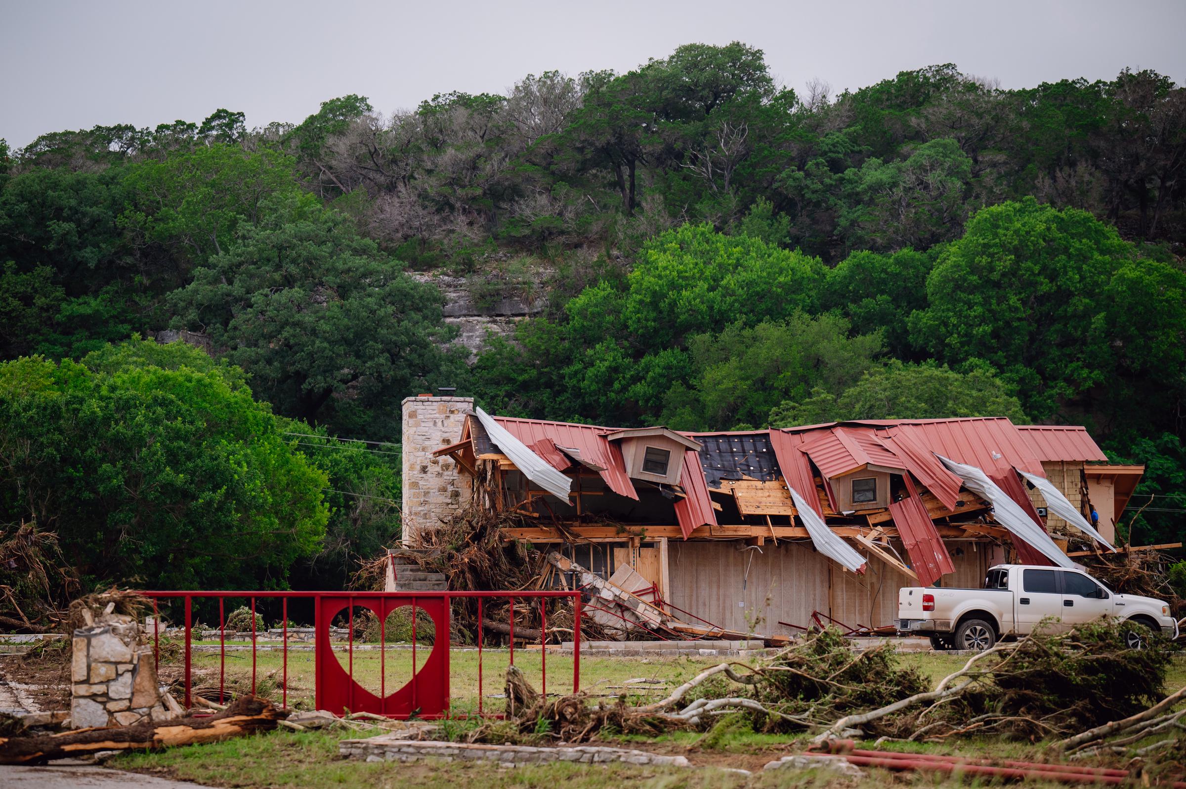 Dégâts causés par une inondation autour du camp d'été Heart O' the Hills à Hunt, au Texas, le 5 juillet 2025. | Source : Getty Images