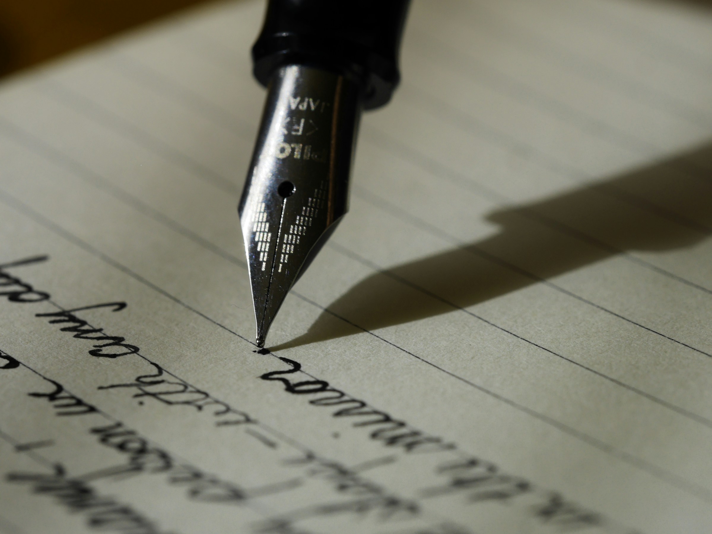 Un stylo plume sur une feuille de papier | Source : Unsplash