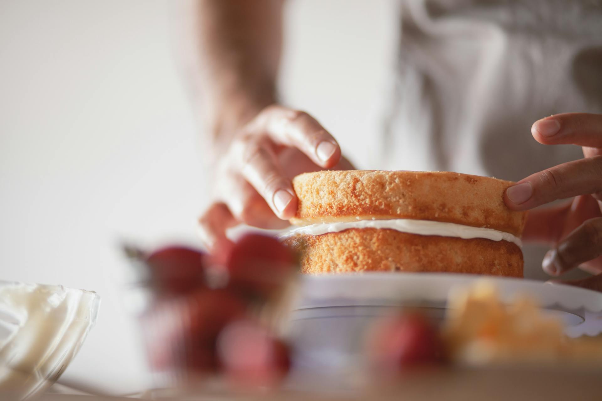 Une personne tenant un gâteau éponge | Source : Pexels