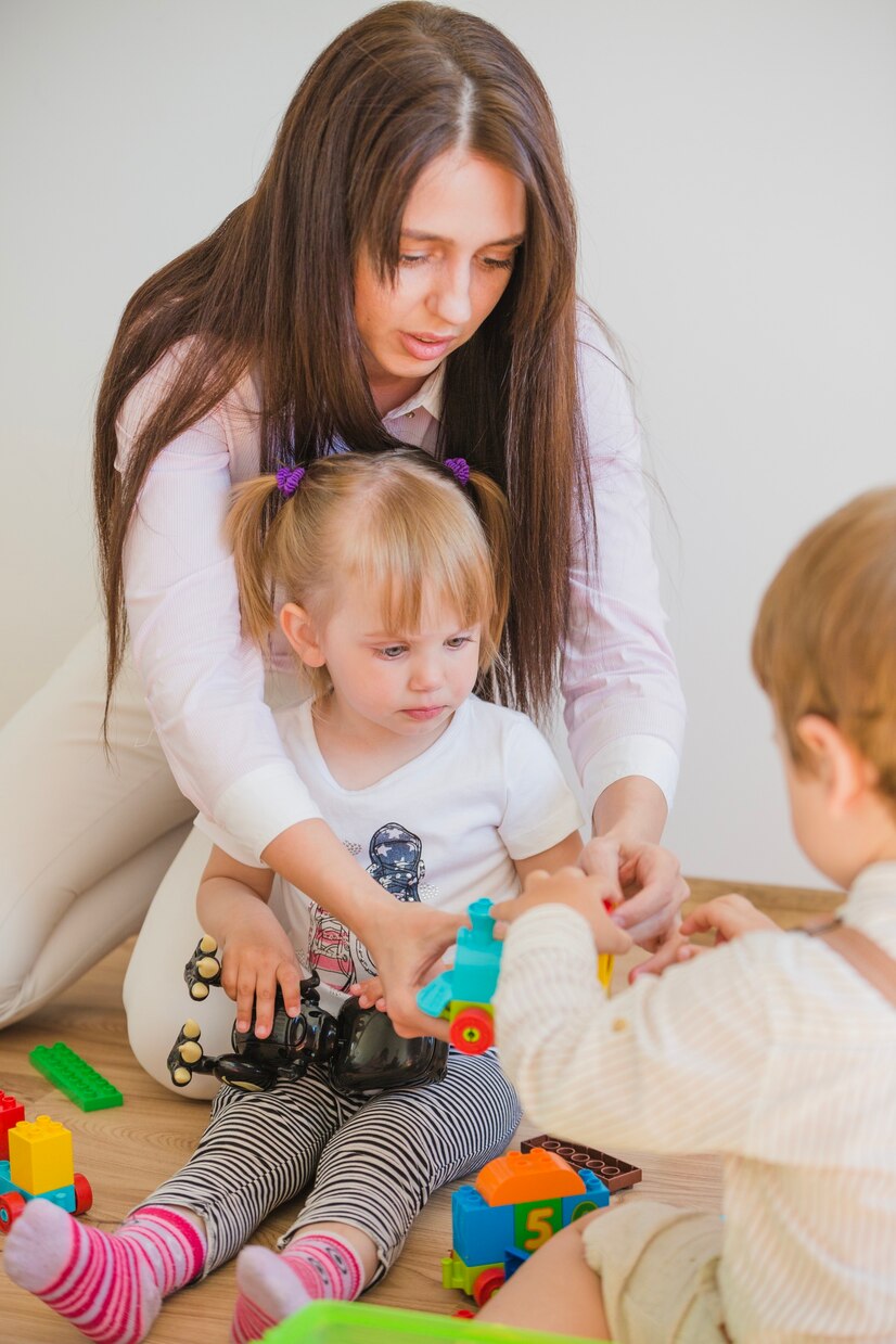 Une jeune baby-sitter | Source : Freepik