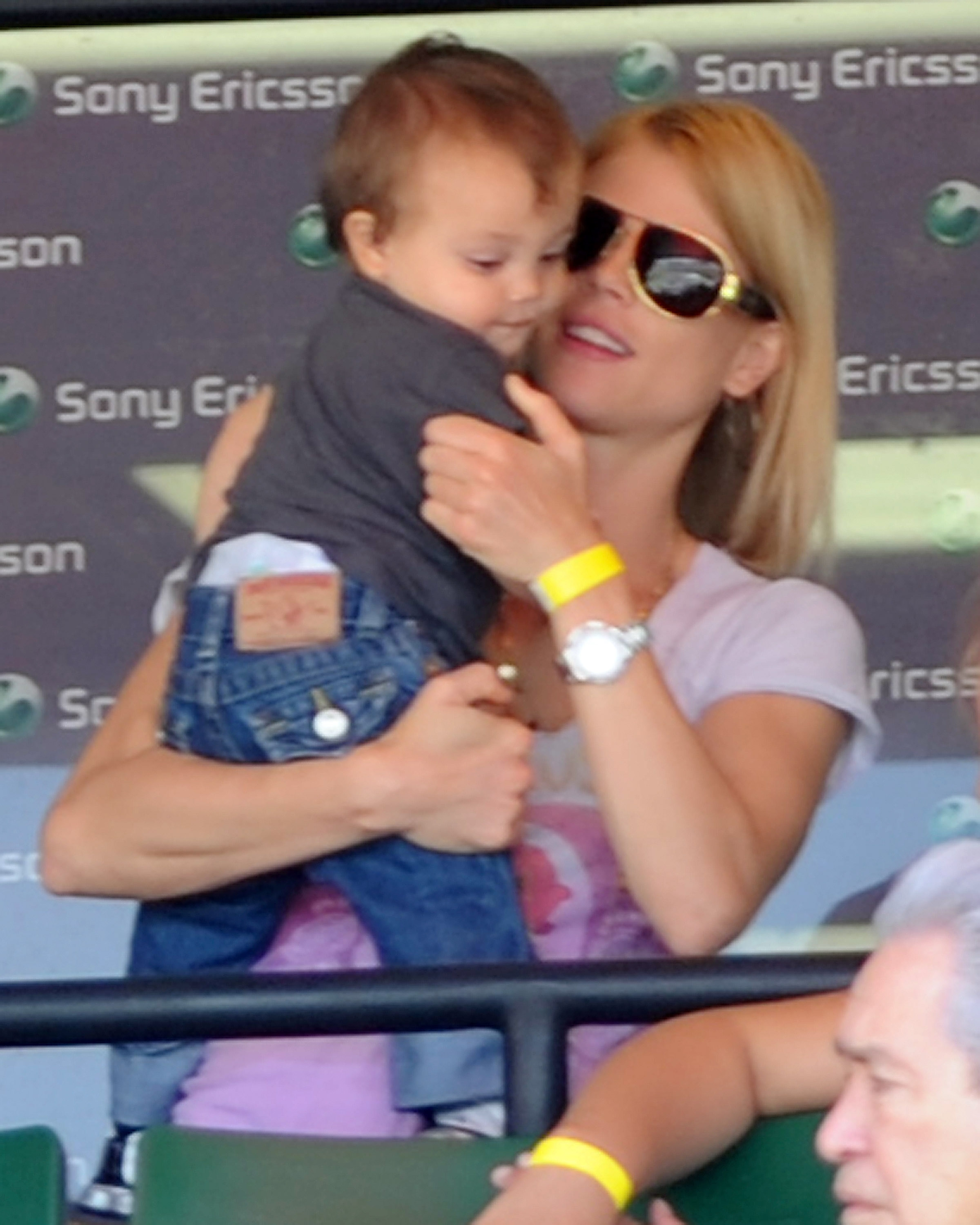 Elin Nordegren et son fils Charlie sont vus au Sony Ericsson Open le 2 avril 2010 à Key Biscayne, Floride | Source : Getty Images