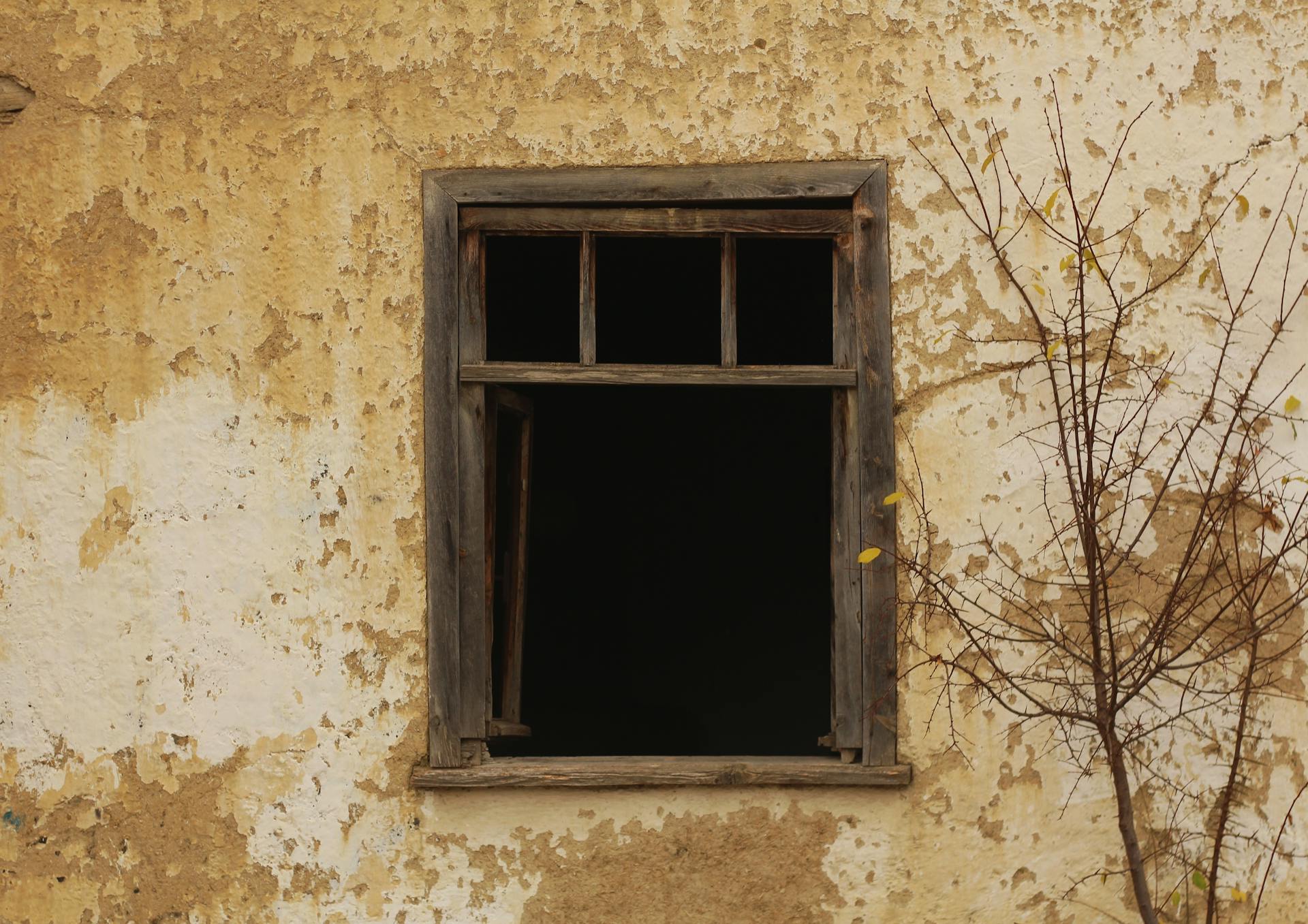 Une fenêtre brisée | Source : Pexels