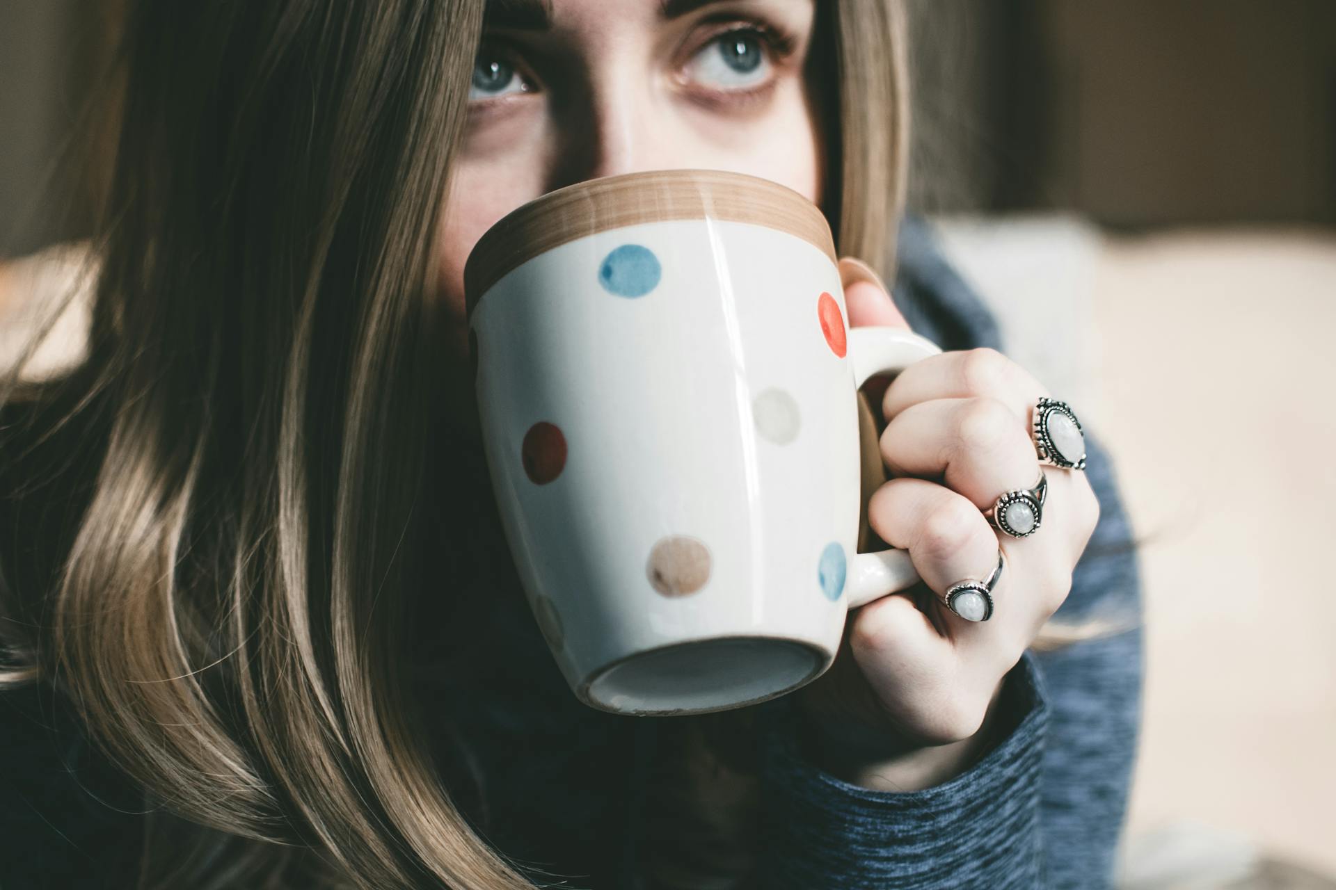 Une femme qui boit du café | Source : Pexels