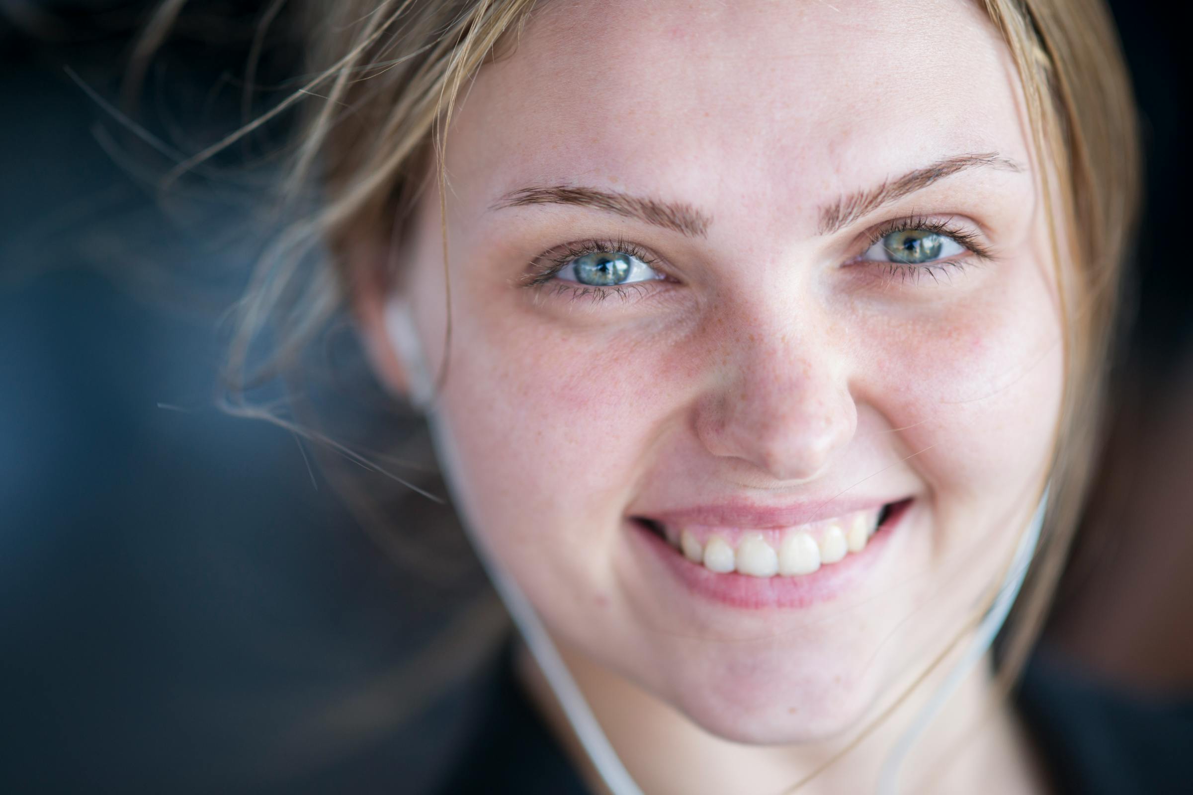 Une femme blonde souriante | Source : Pexels