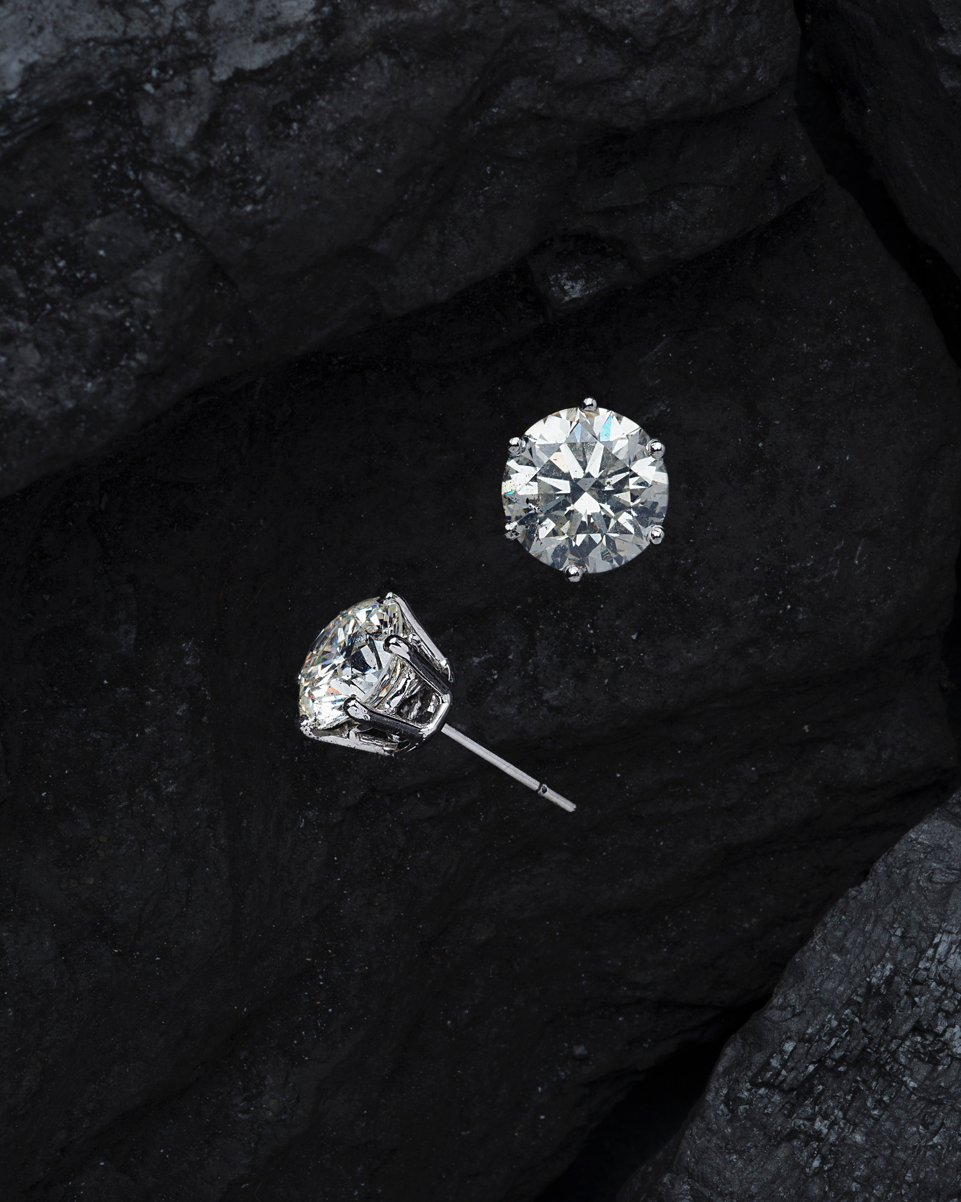 Je me souviens de ces boucles d'oreilles en diamant | Source : Pexels