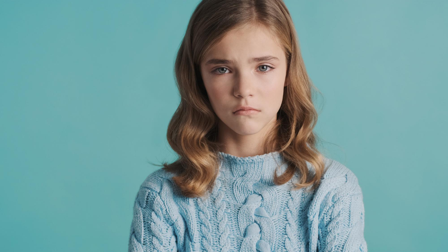 Une jeune fille à l'air découragé | Source : Freepik