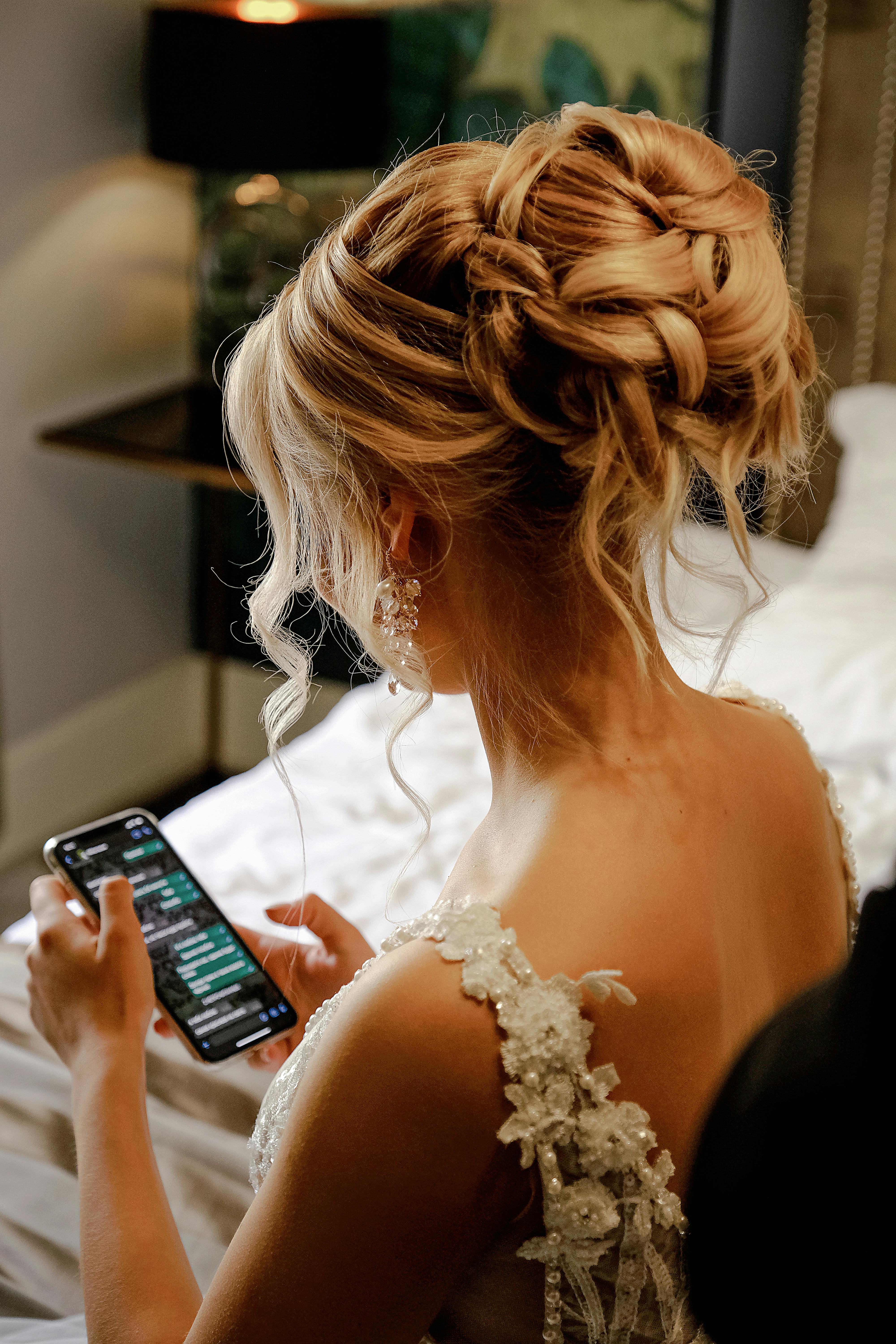 Une mariée utilisant son téléphone | Source : Pexels