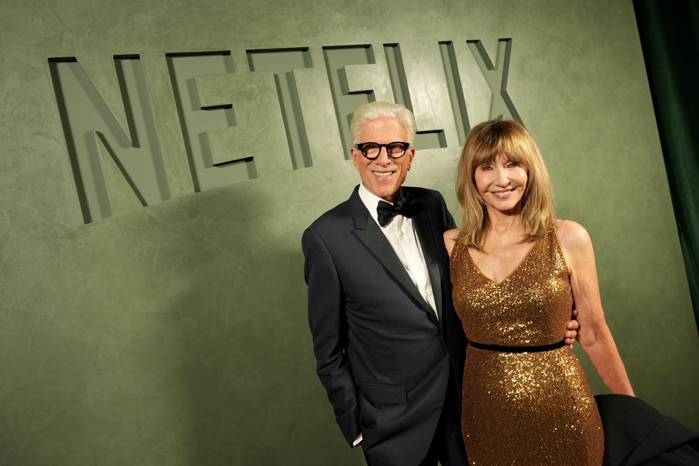 Ted Danson et Mary Steenburgen lors de la cérémonie des Emmy Awards 2025 organisée par Netflix le 14 septembre à Hollywood, en Californie. | Source : Getty Images