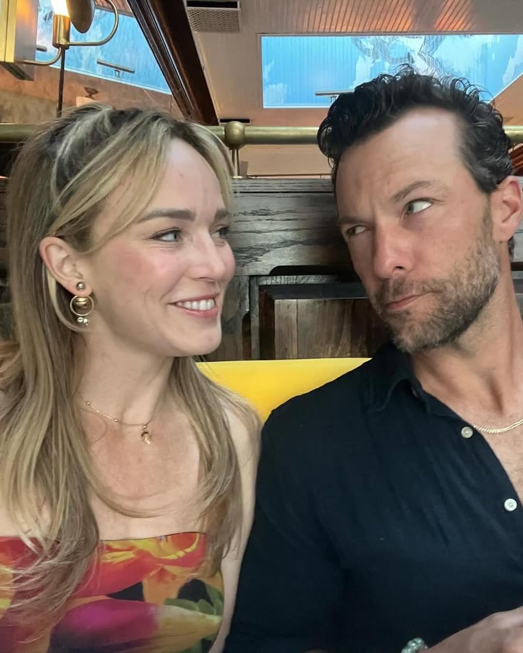 Caity Lotz et Kyle Schmid à partir d'un post daté du 31 décembre 2024. | Source : Instagram/iamkyleschmid