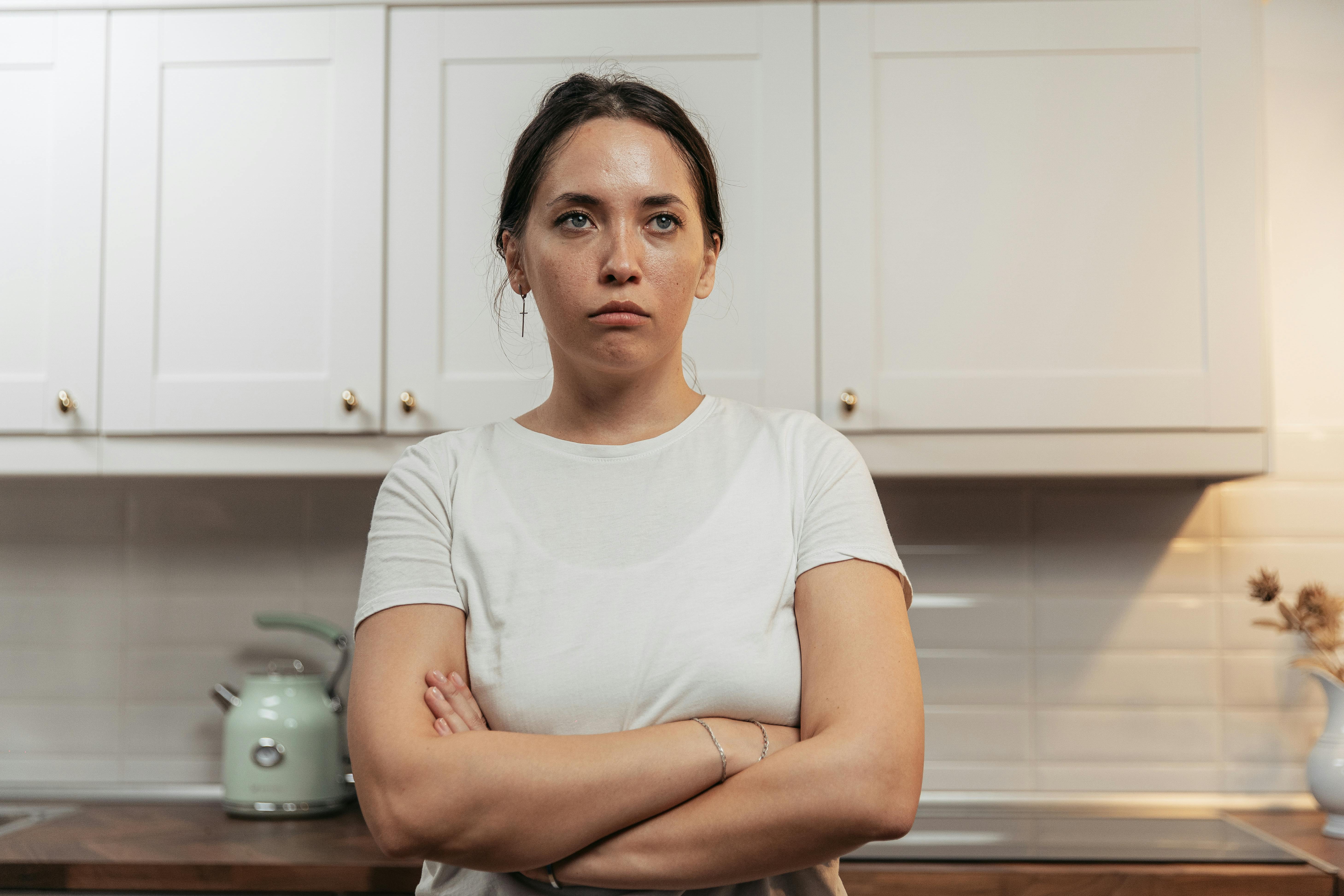 Une femme contrariée debout, les bras croisés | Source : Pexels