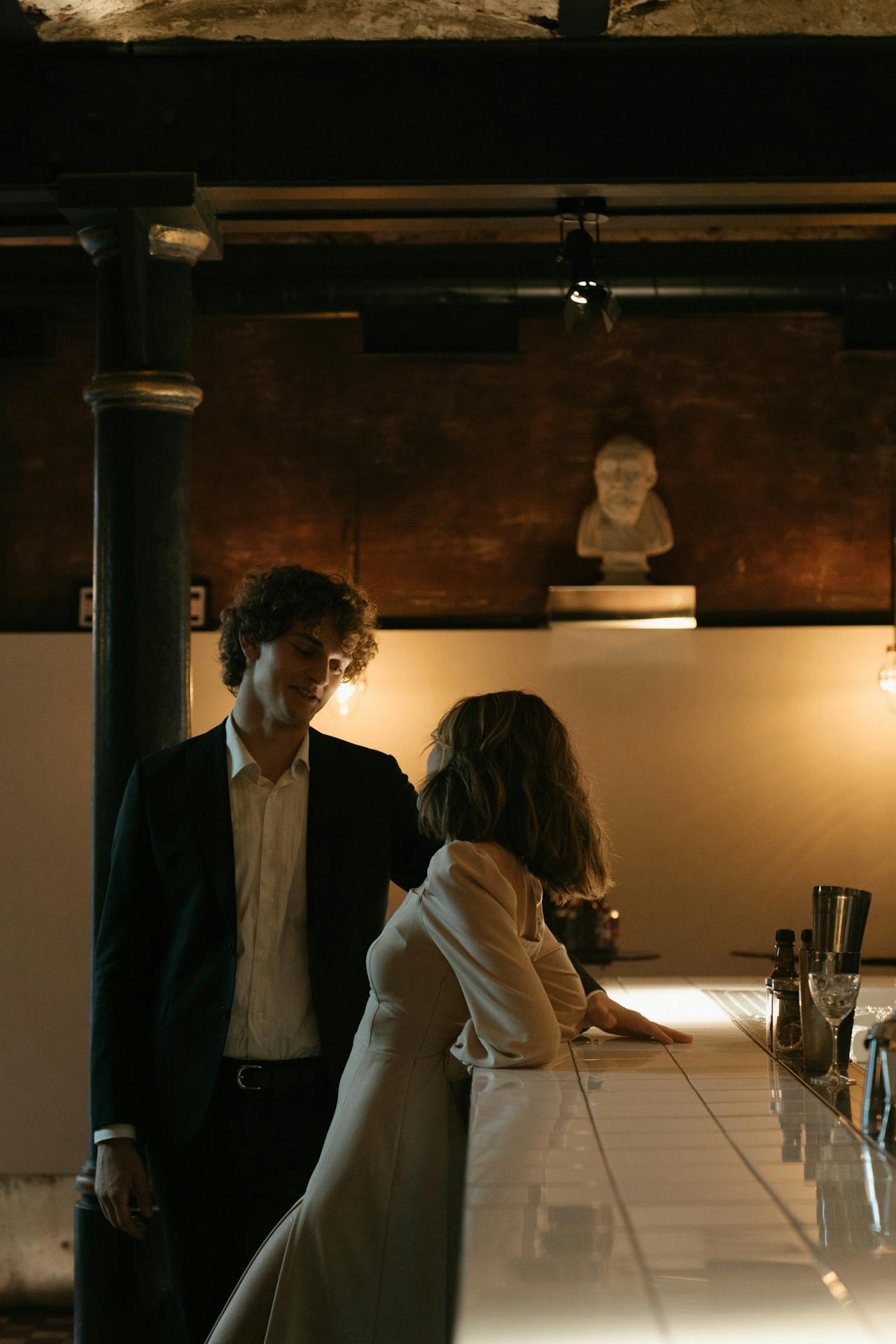 Un homme charmant qui regarde fixement une femme | Source : Pexels