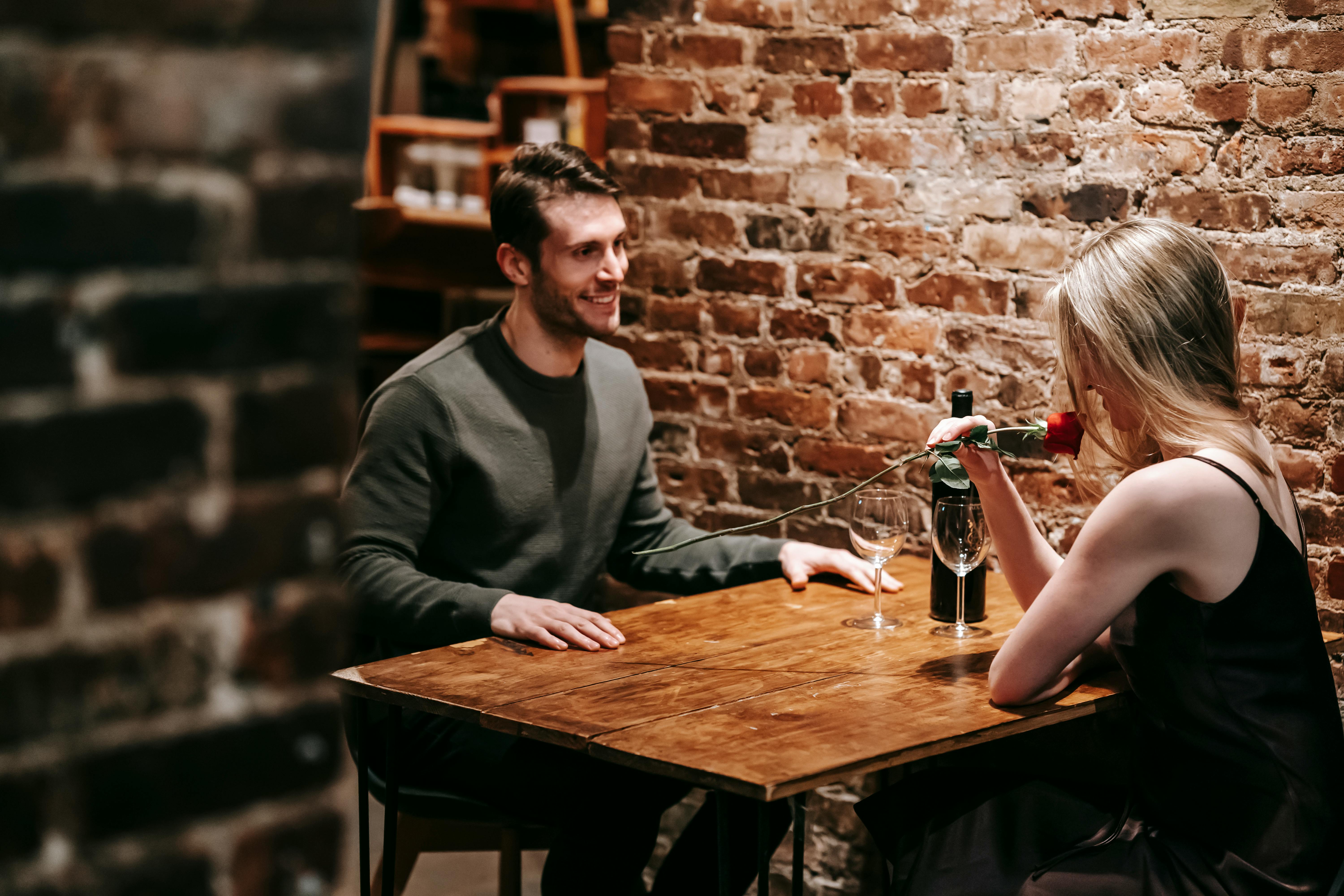Un couple en rendez-vous dans un restaurant | Source : Pexels
