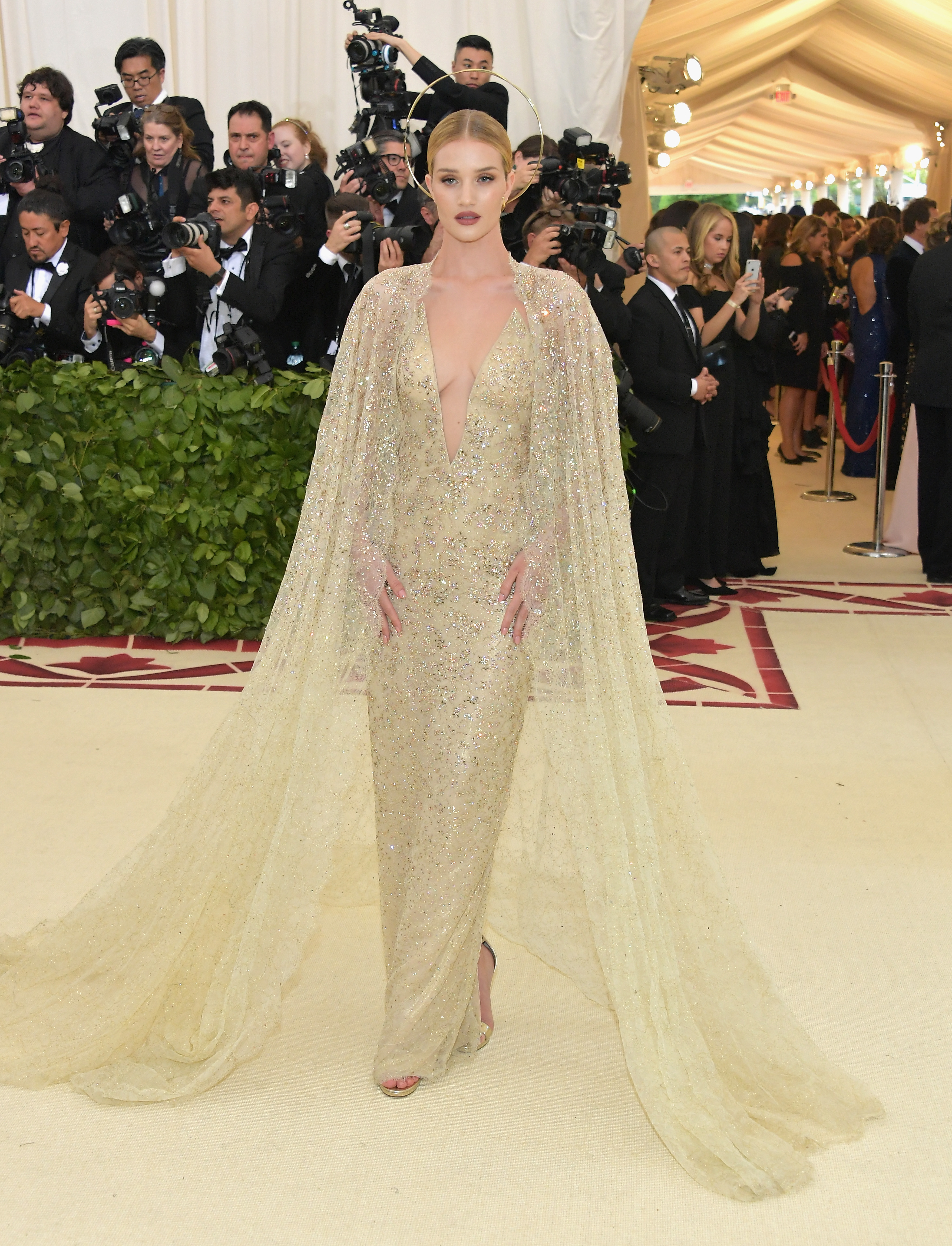 Rosie Huntington-Whiteley canalise la divinité des temps modernes dans une vision en or scintillant avec un halo éthéré assorti à Heavenly Bodies : Fashion & The Catholic Imagination Costume Institute Gala. | Source : Getty Images