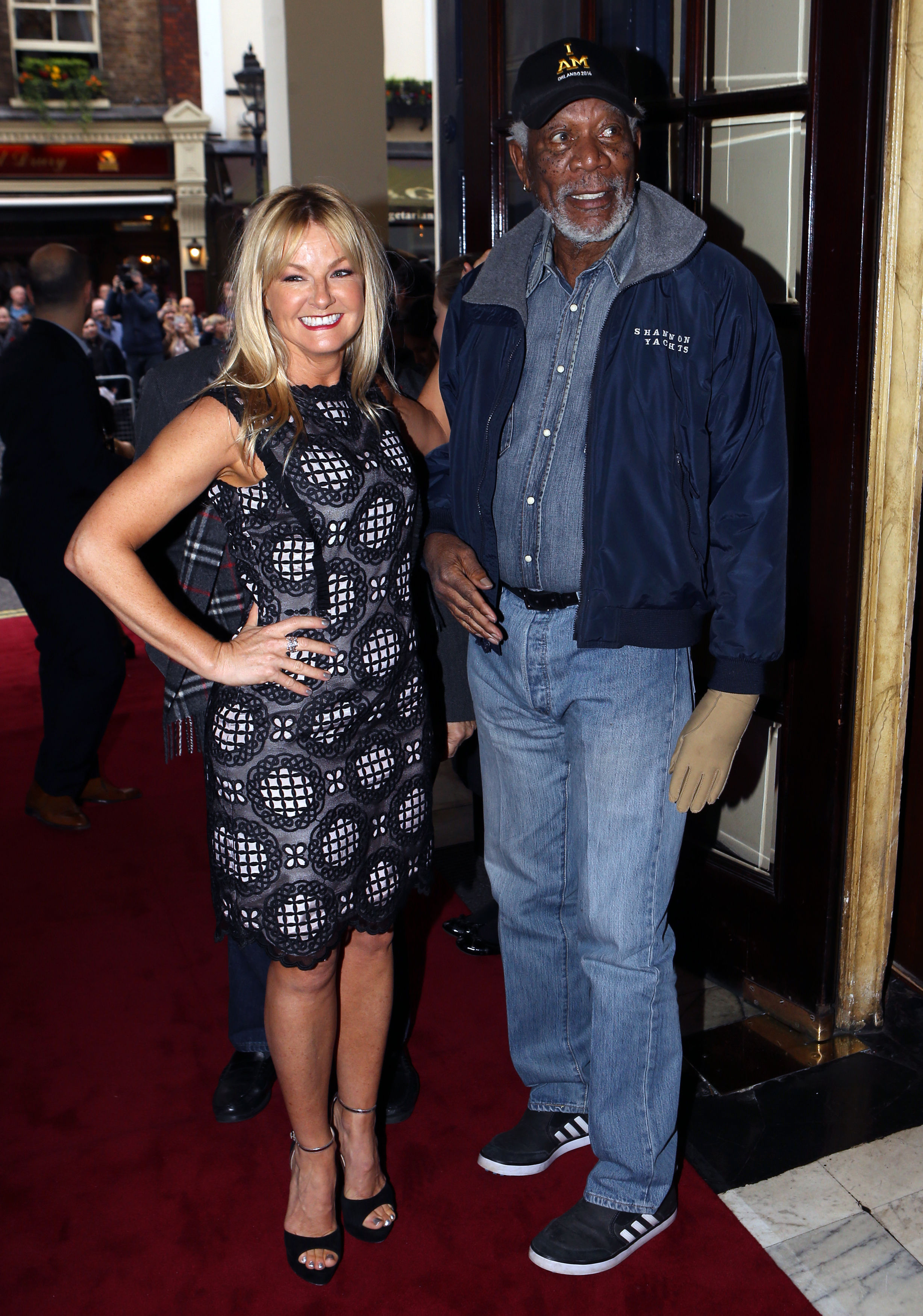 Sarah Hadland et Morgan Freeman au Theatre Royal, Drury Lane, à Londres, le 4 avril 2017 | Source : Getty Images