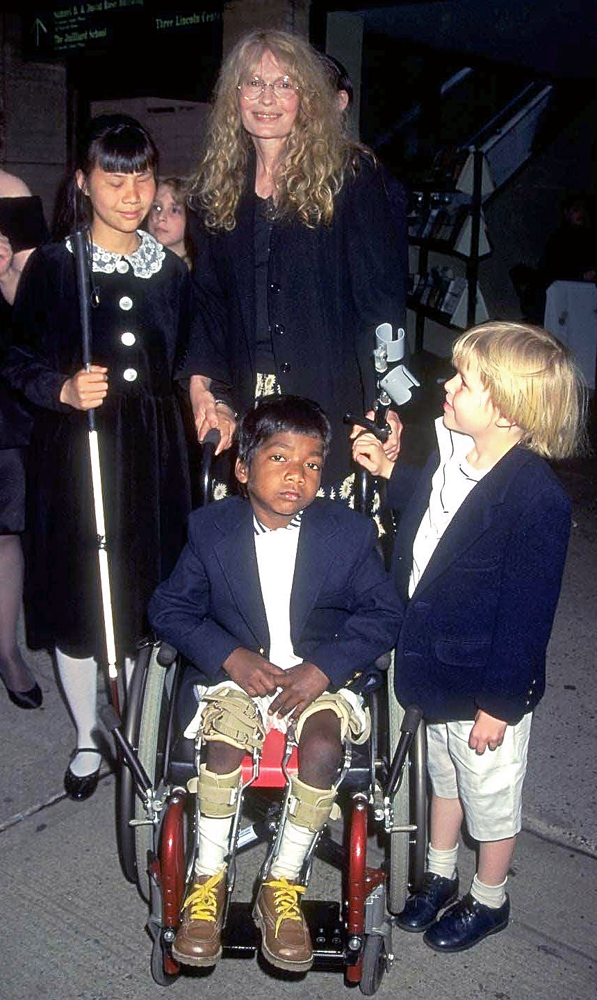 Mia Farrow et ses enfants, dont Thaddeus, le 30 mai 1999 | Source : Getty Images