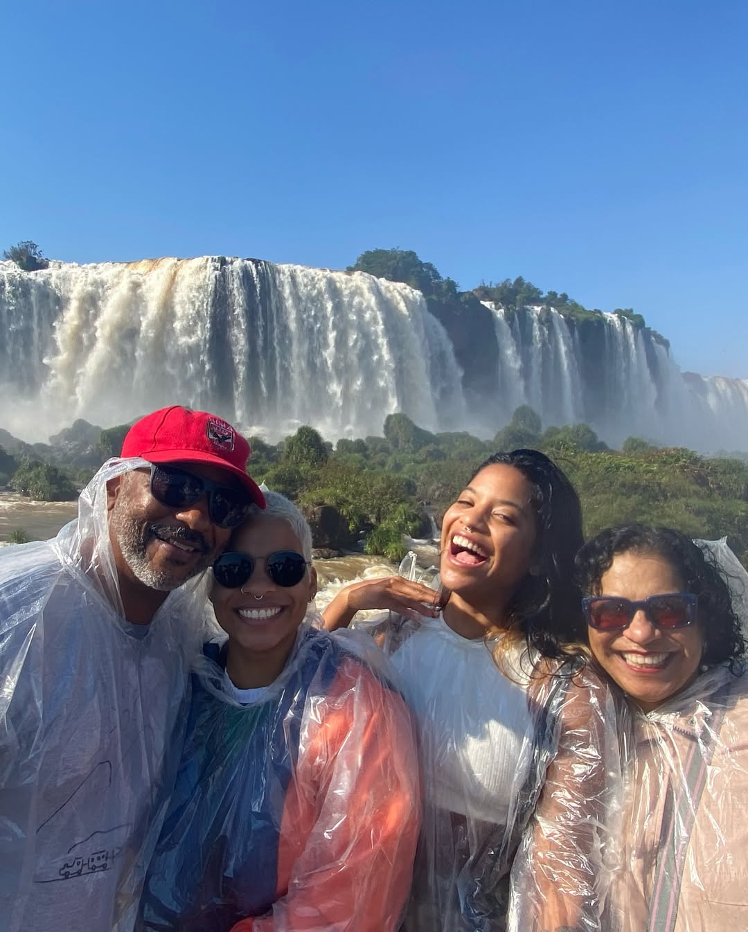 Juliana Marins et sa famille devant une cascade, extrait d'un post daté du 27 mai 2025 | Source : Instagram/ajulianamarins