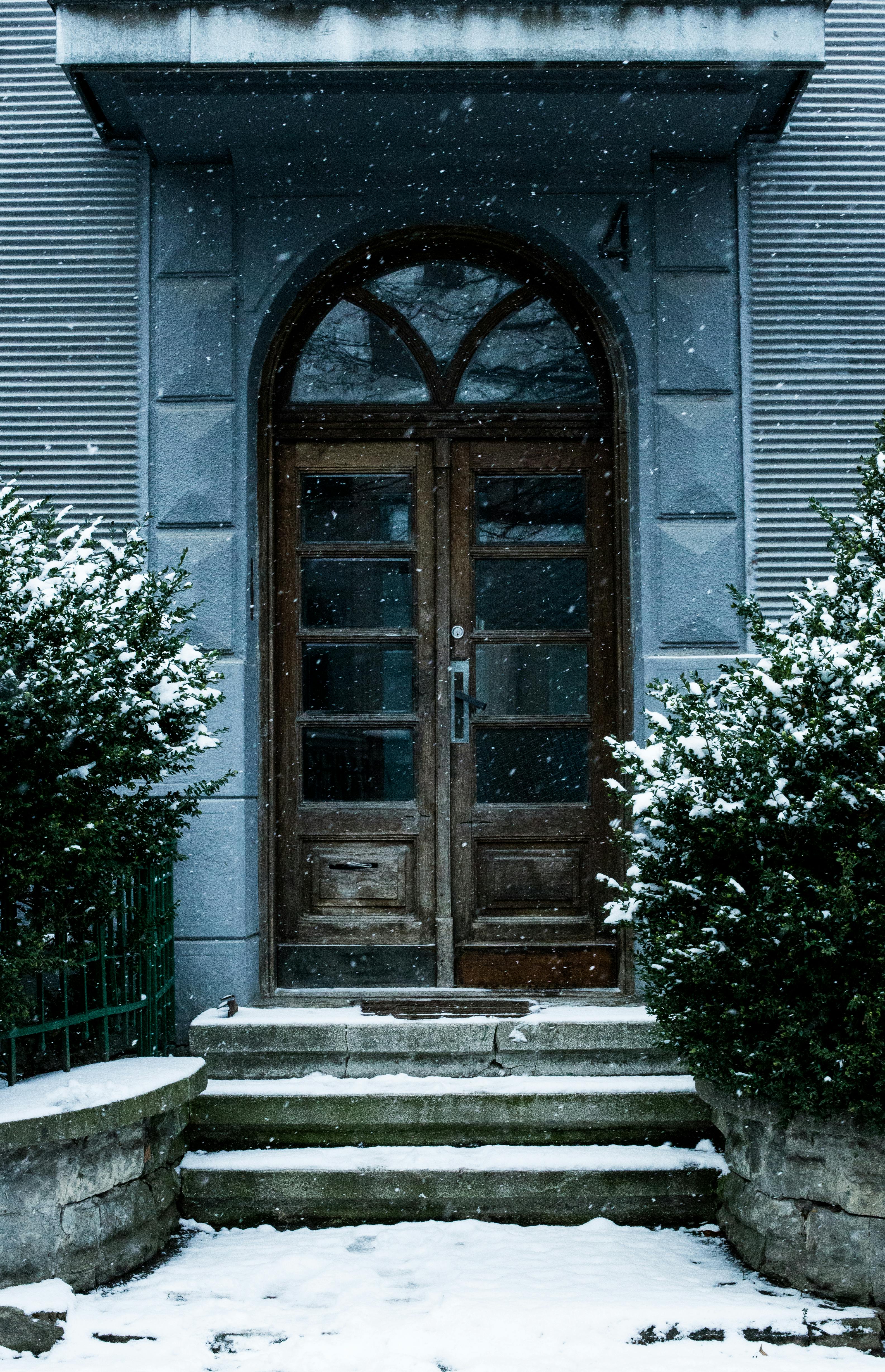 Une porte d'entrée fermée par temps de neige | Source : Pexels