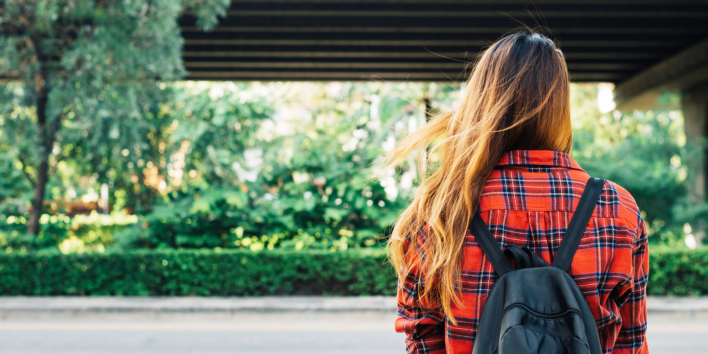 Une femme debout avec un sac à dos | Source : Freepik