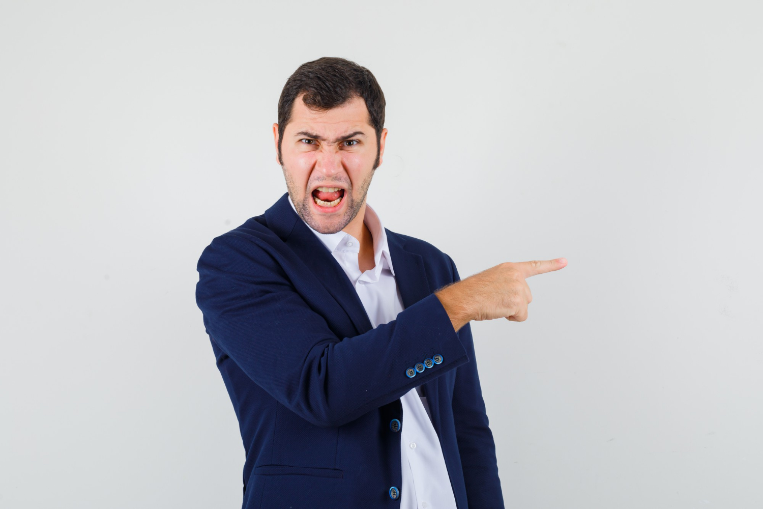 Un homme en colère qui pointe son doigt | Source : Freepik