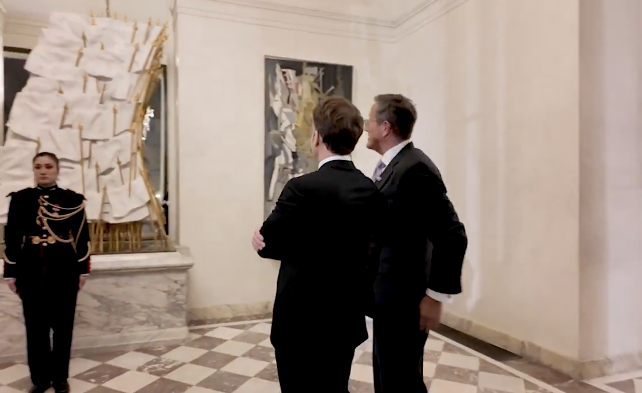 Emmanuel Macron et Richard Quest | Source : capture x.com/CNNFrancePR