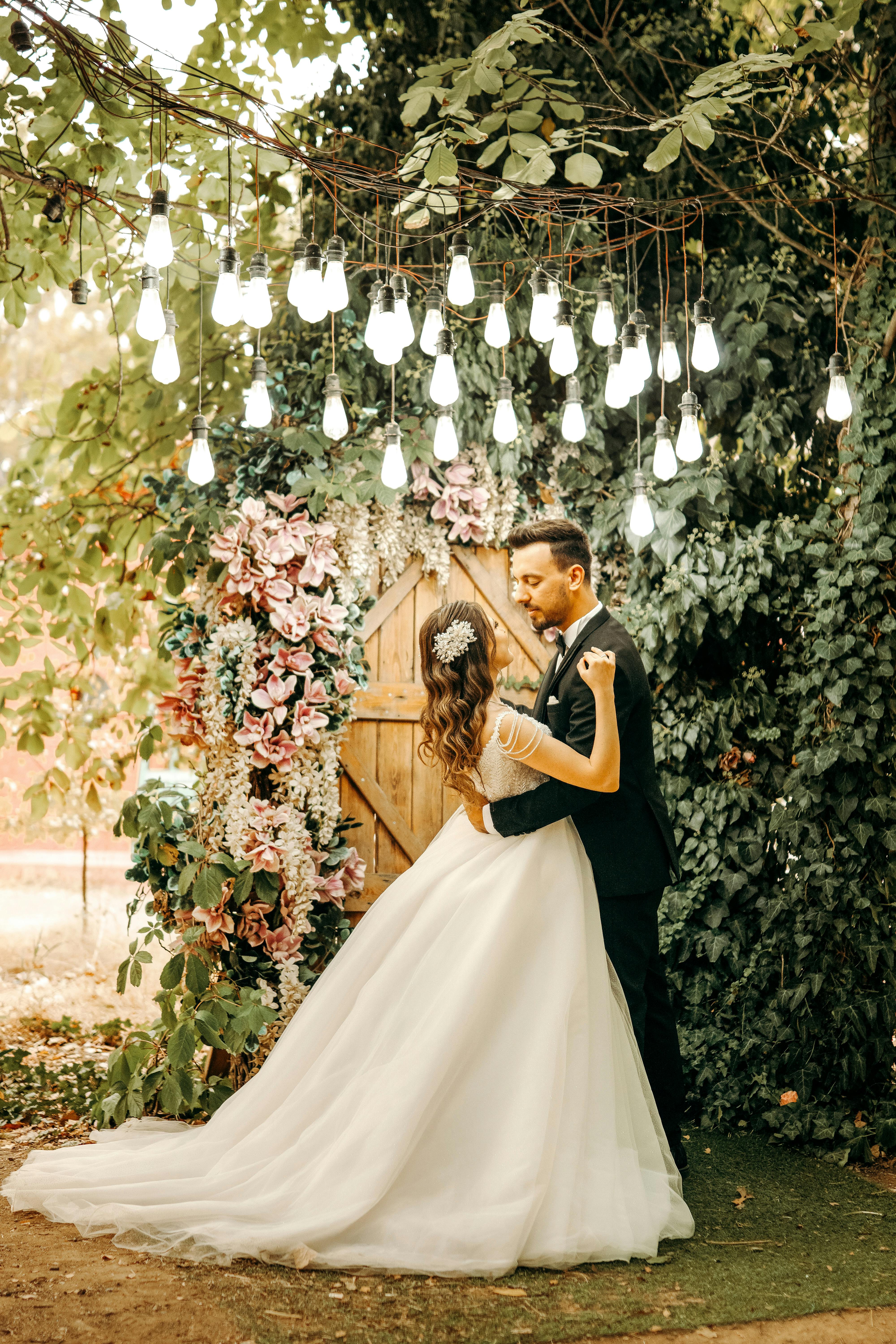 Une mariée et un marié qui se regardent dans les yeux | Source : Pexels