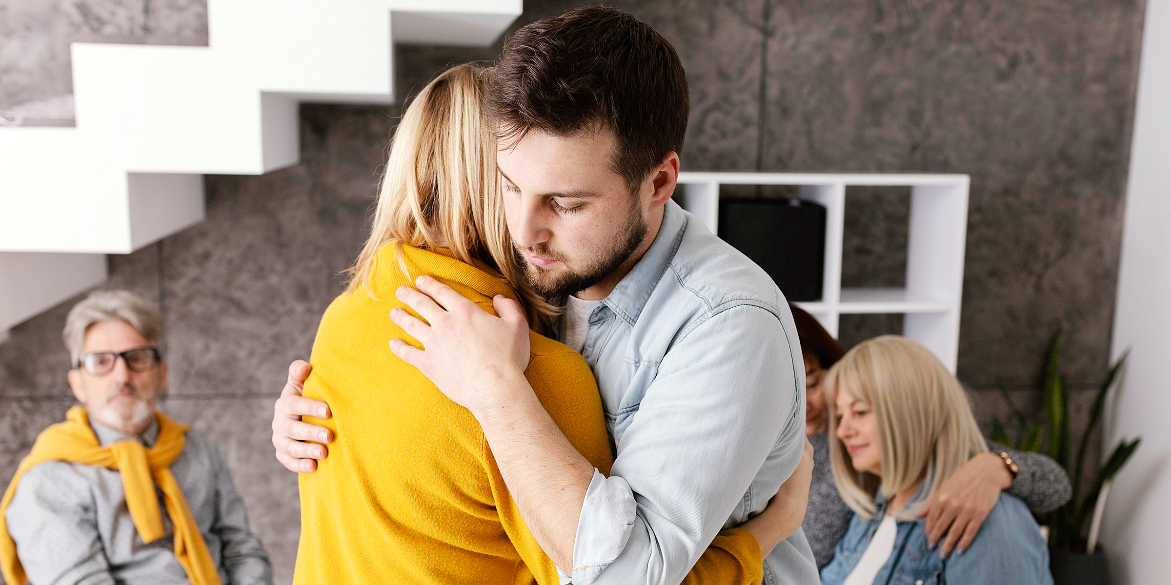 Un homme et une femme s'étreignent | Source : Freepik