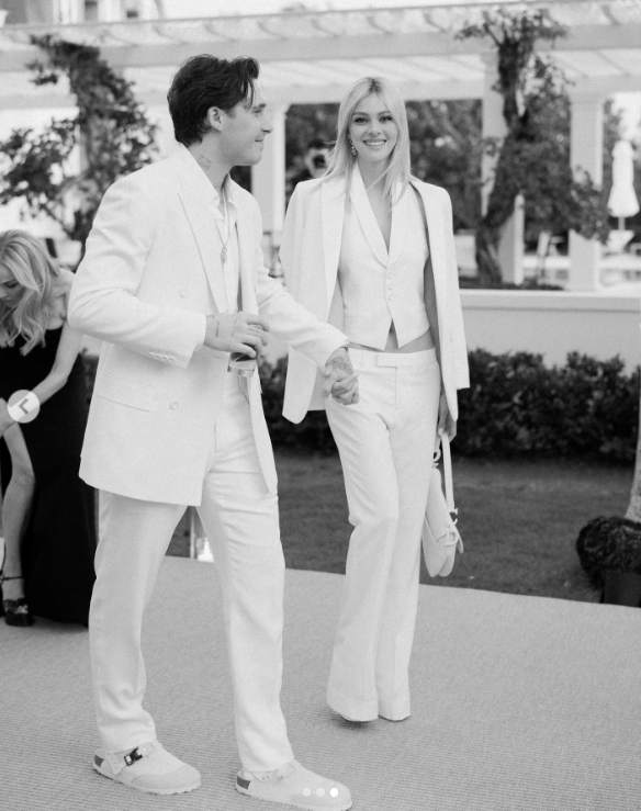 Nicola Peltz et Brooklyn Beckham célèbrent leur anniversaire de mariage | Source : Instagram/nicolaannepeltzbeckham