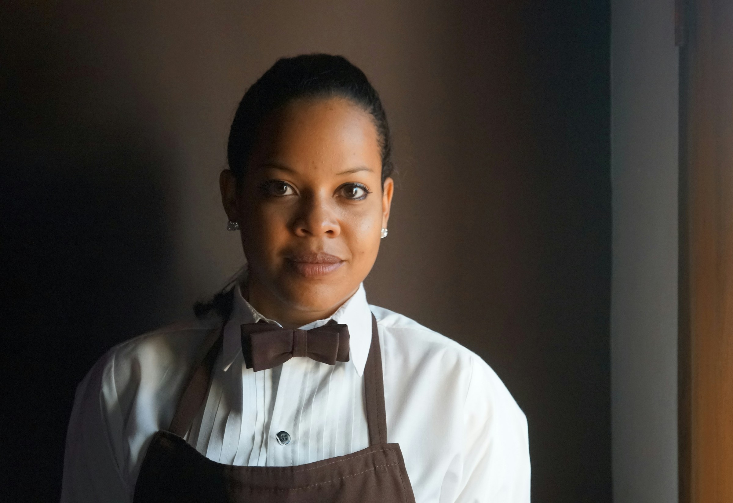 Une serveuse souriante | Source : Unsplash