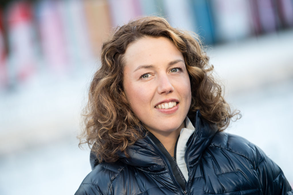15 janvier 2020, Bavière, Ruhpolding : Biathlon : Coupe du monde, sprint 7,5 km, femmes, à la Chiemgau Arena. L’ancienne biathlète allemande Laura Dahlmeier est devant la caméra pour une interview télévisée avant la course. | Source : Getty Images