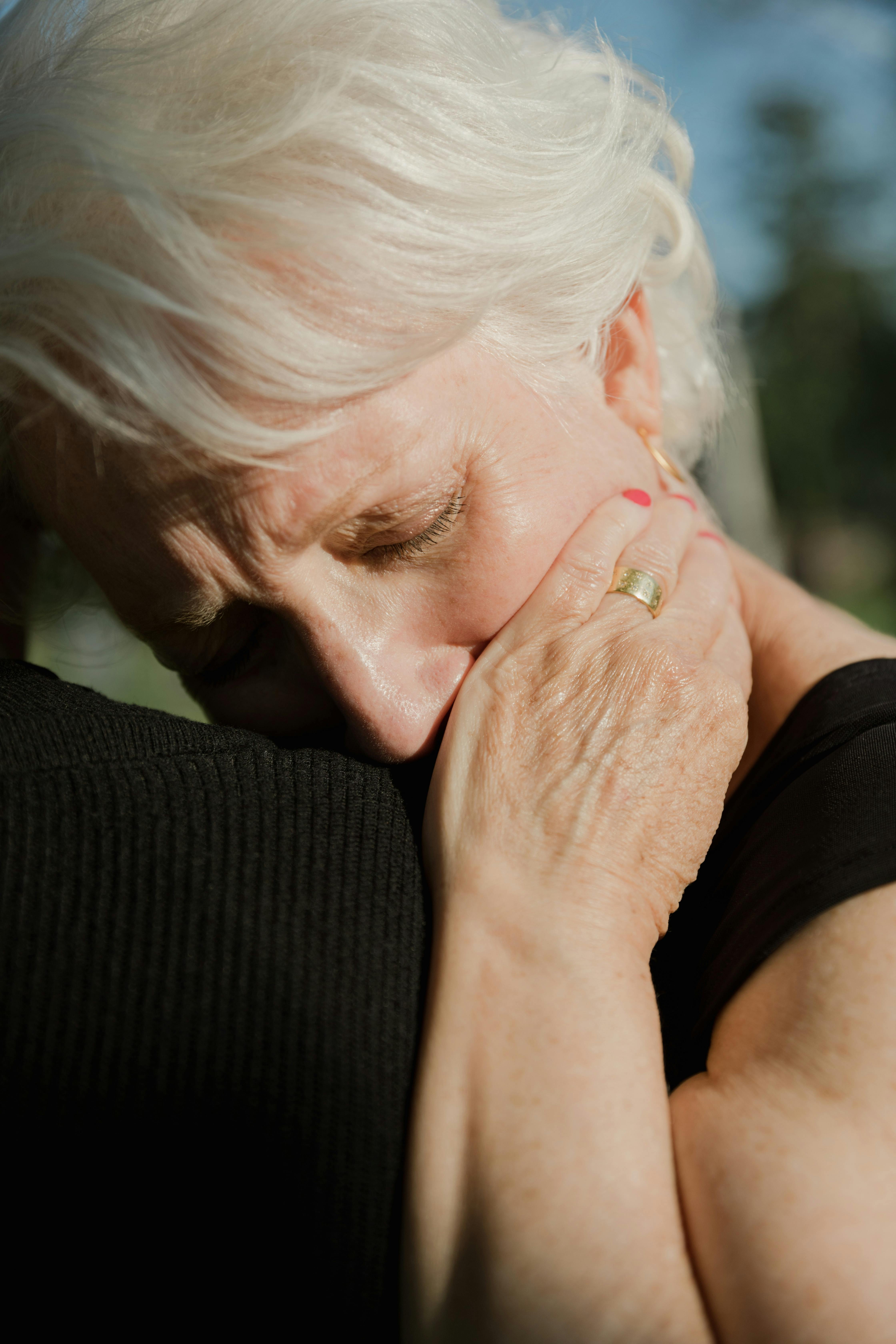 Une dame âgée pleurant sur l'épaule de quelqu'un | Source : Pexels